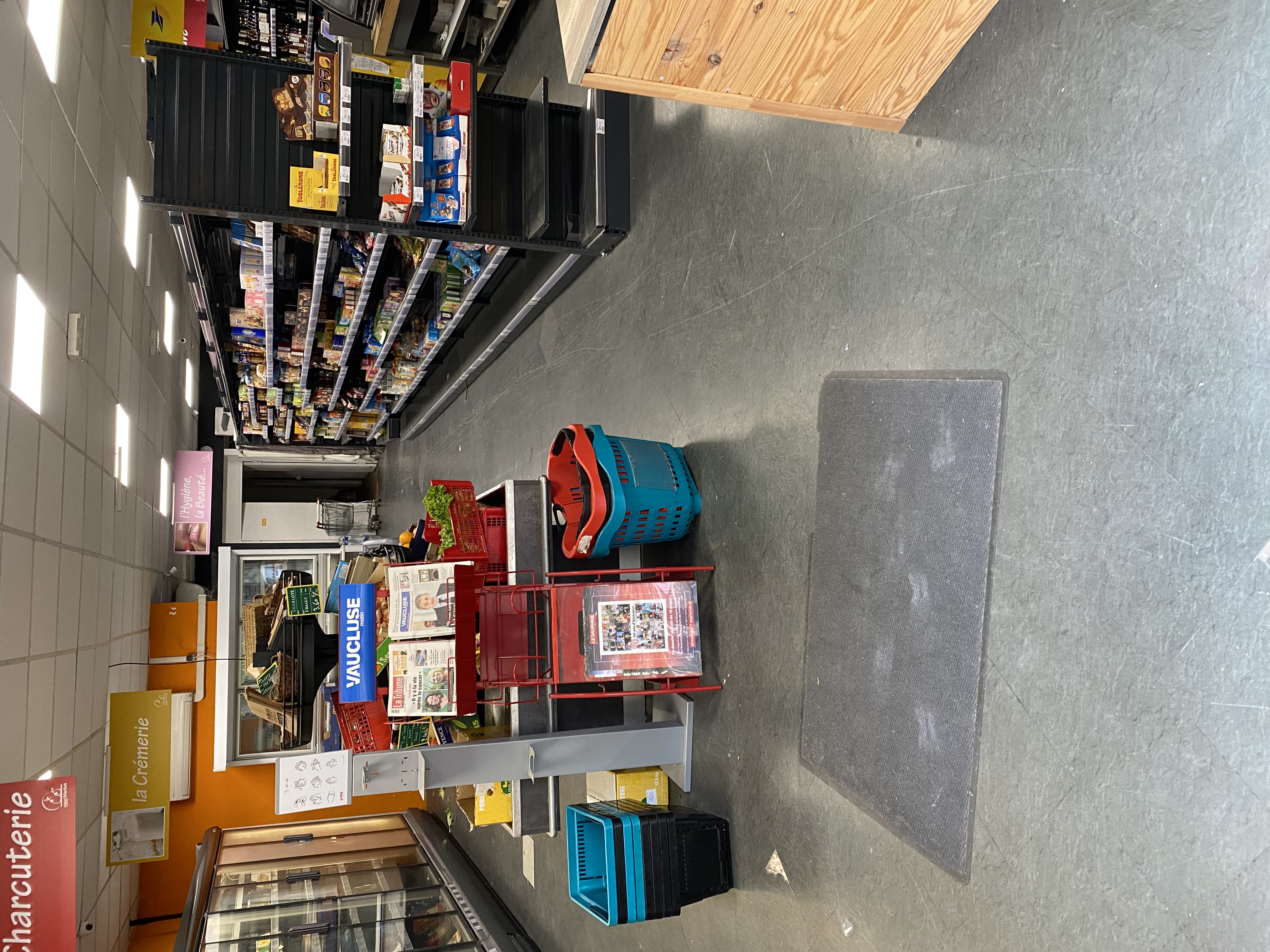 Vendons 2 épiceries ,de village non franchisées distantes de 8km dans le nord Vaucluse (Enclave des Papes )que mon épouse et moi tenons depuis plus de  12 ans puisque l'heure de la retraite a sonnée. Commerces multi services (FDJ,Traiteur , Poste, relais colis ) avec une clientèle régulière