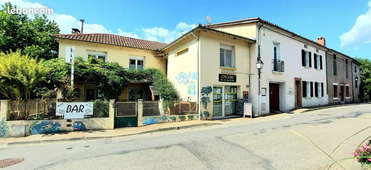 Bientôt la retraite… Nous vendons notre affaire !
Il s’agit d’un commerce unique de village dans lequel nous proposons :
- un coin épicerie - alimentation générale - produits locaux - dépôt de pain
- un coin bar - restaurant avec 1 petite salle de 18 couverts ayant une vue directe sur la vallée de la Barguillère et une terrasse ombragée donnant sur l’axe principal traversant le village
- licence IV spéciale petits villages - parking à proximité 

Commerce créé il y a + 12 ans que nous avons repris il y a + 3 ans. 
ÇA régulier avec potentiel supplémentaire à développer pour un couple motivé.
Clientèle fidèle et régulière, sympathique et attachante, mais également touristique grâce aux nombreux gîtes à proximité et départ de randonnée / Trail juste en face !

Toutes les infos liées aux CA et résultats vous seront communiquées lors de votre visite, aux personnes sérieuses avec une capacité financière suffisante et prouvée.