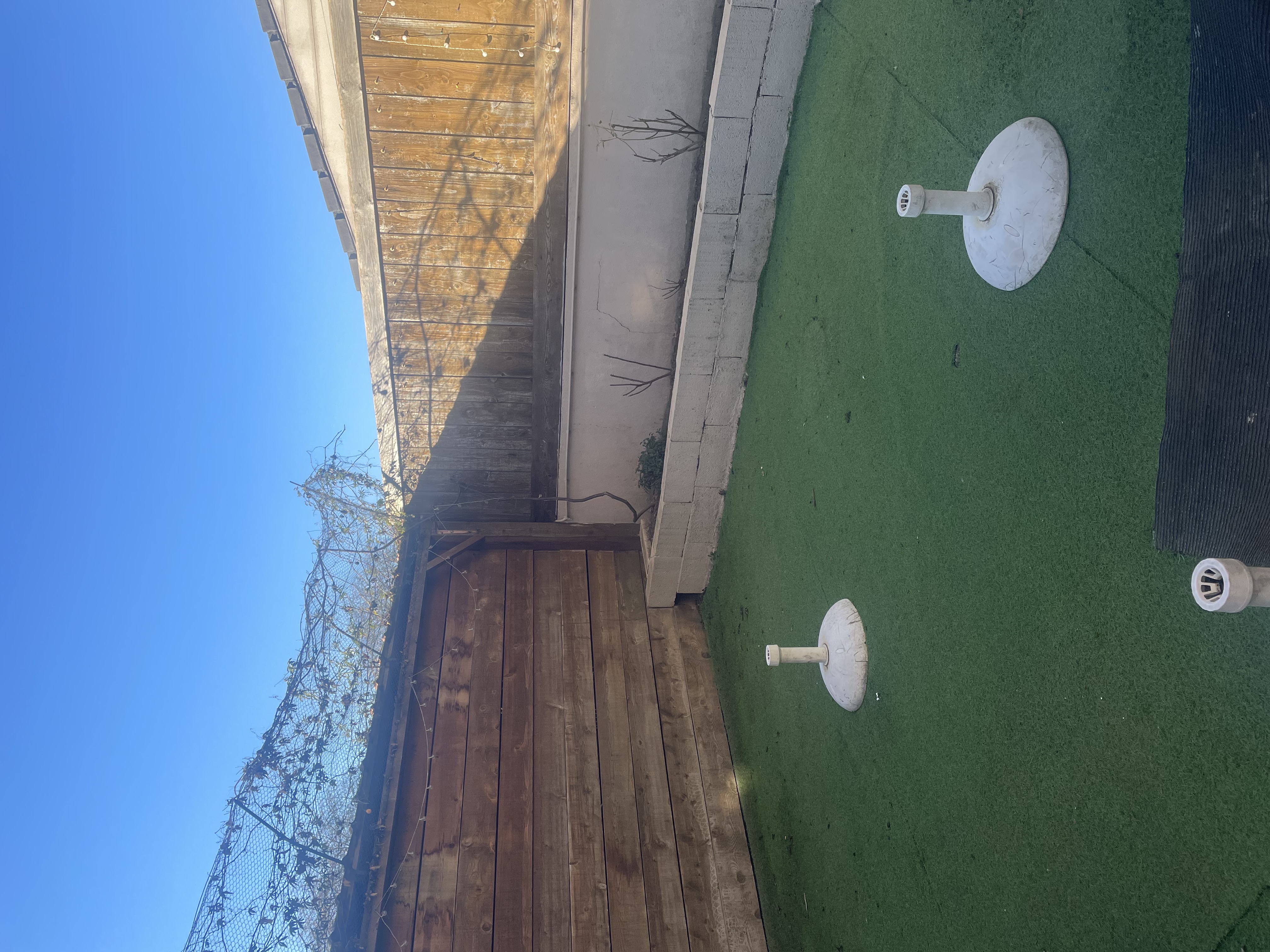 Tabac bar FDJ pmu possibilité restaurant cuisine équipée.Salle 20 places plus terrasse à l’arrière 16 places et véranda fumoir.
Établissement propre pas de travaux à prévoir.
Pas de contrat brasseur.
Horaires d’ouverture du lundi au vendredi 6h30/19h
Samedi dimanche 8h30/13h
Neuves maisons est une commune de 6500 habitants.
Fermeture 5 semaines par an.
Vente cause départ retraite.