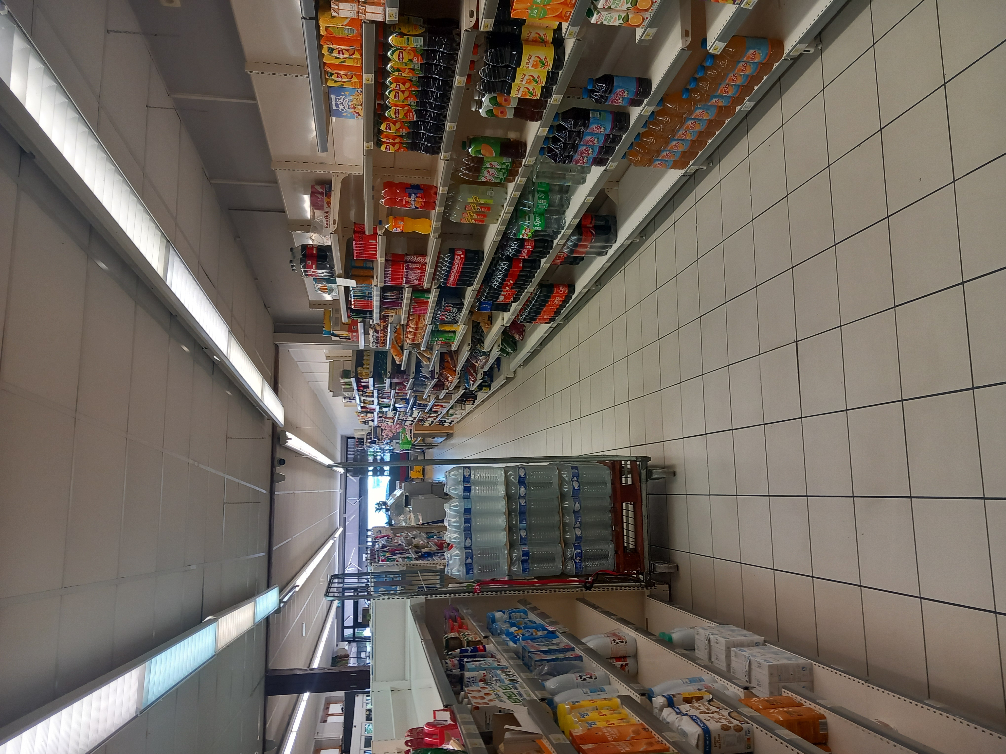Reprenez un beau magasin, bien établi dans une commune de plus de 2500 habitants au cœur de l’Alsace.
Avec une clientèle fidèle, homogène et un accès facilité avec des places de parking devant le magasin, ce commerce est idéal pour un entrepreneur passionné souhaitant développer son affaire.
Caractéristiques :
-Superficie de 130 m², avec un espace de stockage de 40 m2 et un espace bureau
-Aménagement intérieur accueillant et fonctionnel avec la climatisation, frigos portes fermés et chambres froides.
Les plus de ce commerce :
-Places de parking,
-Présence de commerces complémentaires (hôtel, restaurant, pharmacie…)
-Murs appartenant à la mairie
-beau rayon traiteur, fromages, charcuterie à la coupe,
Les services en place :
Gaz. Dépôt de pains
Les opportunités offertes par le magasin :
Possibilité d’élargir l’offre avec des services complémentaires tel que la livraison à domicile, les relais colis, lockers, etc…et d’améliorer l’amplitude horaire.

Le/a repreneur/se bénéficiera d’un apport minimum de 30 000 euros pour le fonds de roulement du magasin ET pour accéder au financement de l’acquisition du fonds de commerce.
Reprise du magasin viable pour une personne.
Le CA brut TTC en sortie de caisse sur une période de 12 mois est de 223476 euros  (juin à mai 2026)
L’enseigne vous accompagnera dans toutes les étapes de reprise du magasin . 
Saisissez cette chance de devenir le propriétaire d’une épicerie dynamique au cœur de l’Alsace  !