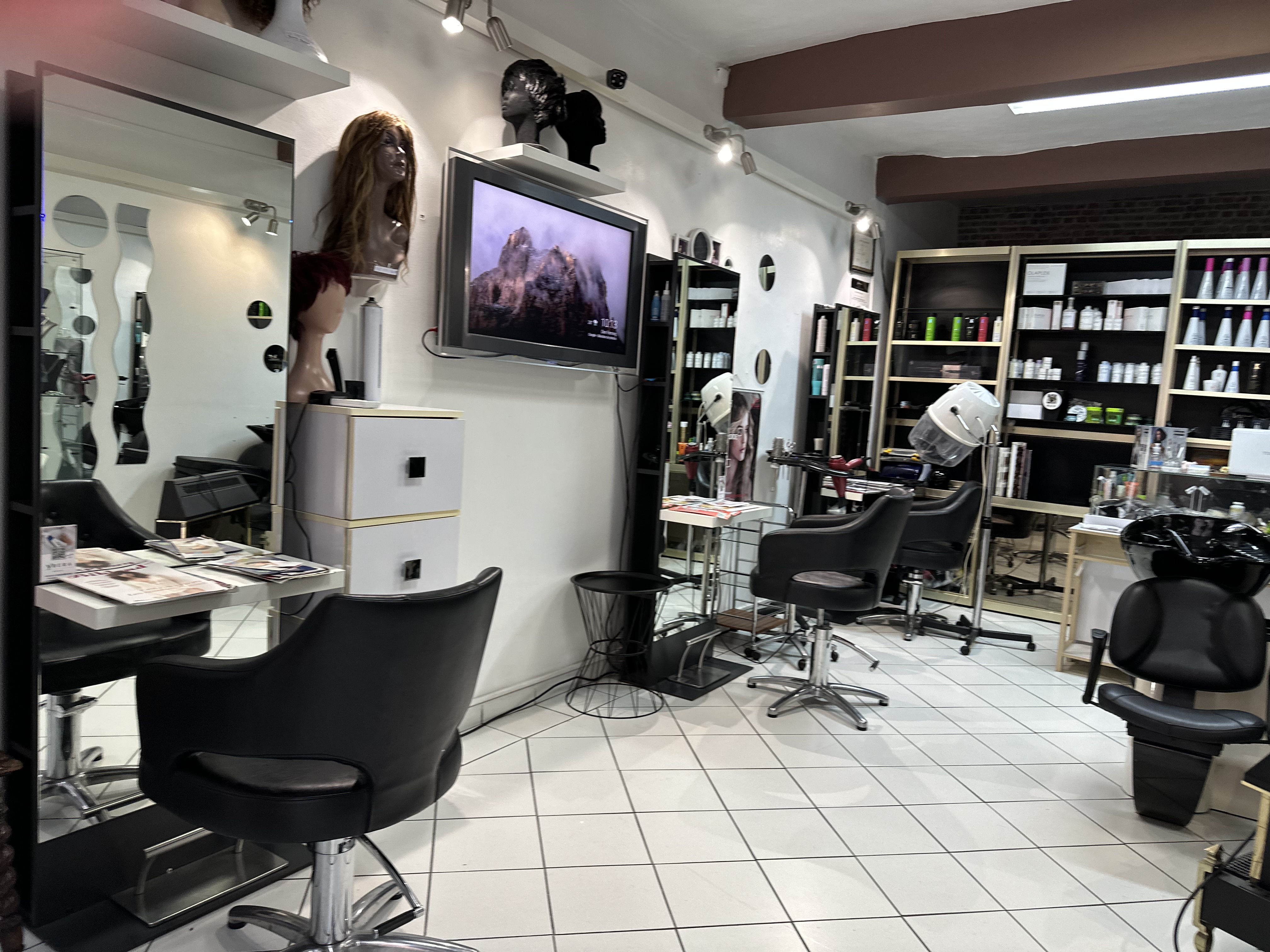 Louisiane Coiffure, créé en 2018, est aujourd’hui disponible à la vente au 130, rue Général de Gaulle, en plein cœur d’une rue piétonne dynamique, offrant une visibilité exceptionnelle et un fort passage.

Un emplacement stratégique :
	•	Loyer attractif : 549 € charges comprises
	•	Parking à seulement 50 m
	•	Surface de 33 m² + réserve de 28 m² (possibilité d’aménagement en appartement après travaux)

Un salon prêt à travailler :
	•	3 postes de coiffage
	•	3 bacs de lavage
	•	Climatisation
	•	Ambiance moderne et accueillante

 Une affaire saine et rentable :
	•	Justificatifs bancaires et URSSAF disponibles sur 5 ans
	•	Clientèle fidèle et régulière en constante progression
	•	Chiffre d’affaires solide et justifié

 Une opportunité rare :
Ce salon combine stabilité, rentabilité et fort potentiel de développement. Une véritable affaire clé en main, idéale pour un(e) professionnel(le) ambitieux(se) souhaitant reprendre une activité florissante et pérenne.

Cause par l’étranger, je me retrouve à vendre mon salon à contrecœur.
Si besoin 06 33 42 26 15.