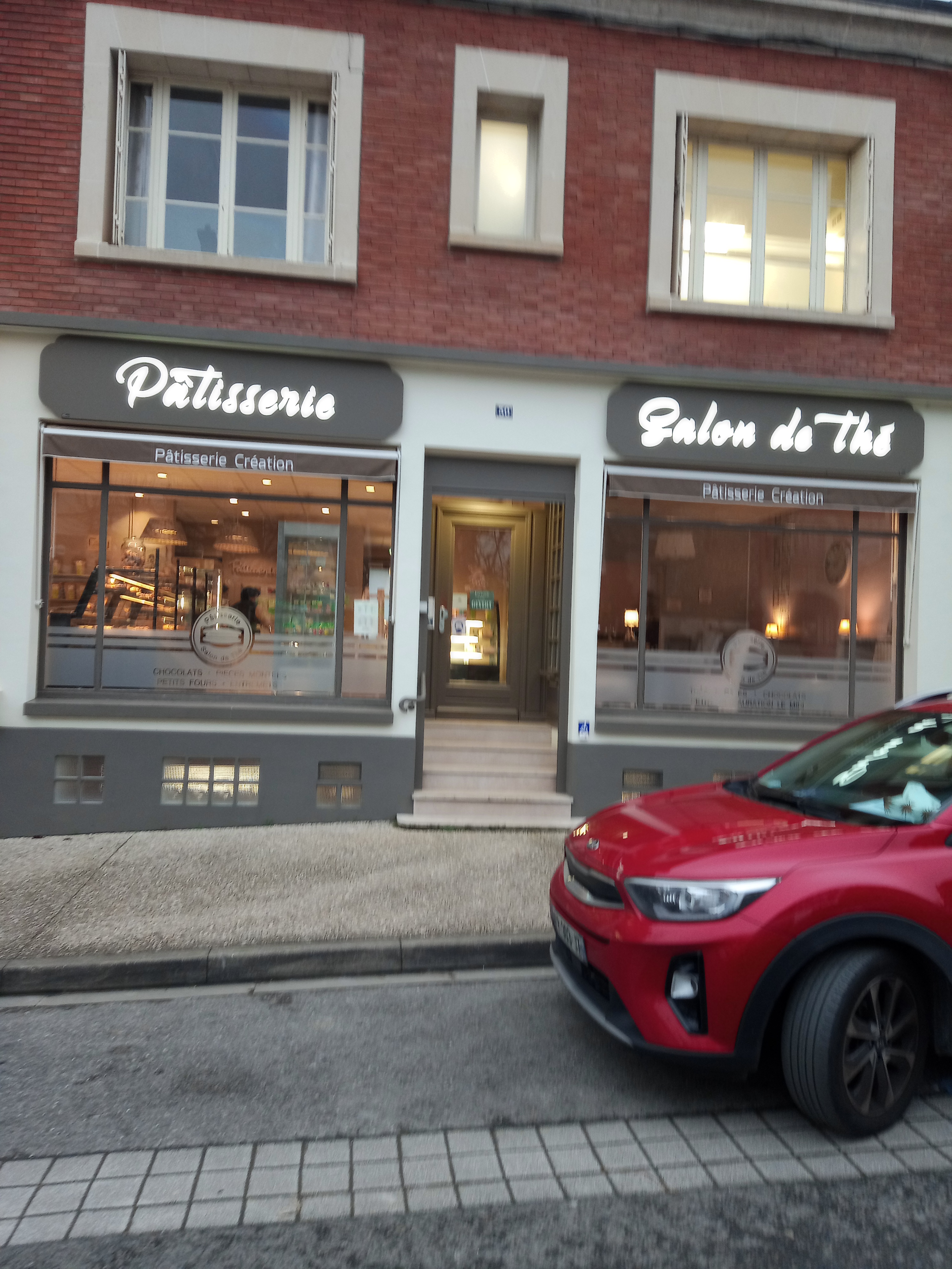 Pâtisserie salon de thé.

FONDS DE COMMERCE à vendre.

Idéalement situé en plein centre de Fismes, sur une place dynamique et passante, ce fonds de commerce jouit d'une excellente visibilité et d'un fort potentiel de développement. L'établissement propose actuellement une activité artisanale de pâtisserie, chocolaterie et salon de thé avec une clientèle fidèle, locale et touristique.
Surface commerciale : 70 m²
Laboratoire en parfait état équipé pour production sur place
Terrasse extérieure
Clientèle régulière et de passage
Matériel en très bon état - activité possible immédiatement
Loyer attractif
Accompagnement à la reprise possible
Une belle opportunité pour artisan(e) ou investisseur souhaitant reprendre une activité de qualité avec notoriété locale.

Création de la société en 2014.
Boutique et laboratoire pâtisserie refait à neuf en 2017.

Loyer mensuel : 1200 Euros TTC
Prix de vente : 125 000,00 Euros NET VENDEUR
Non soumis au DPE.