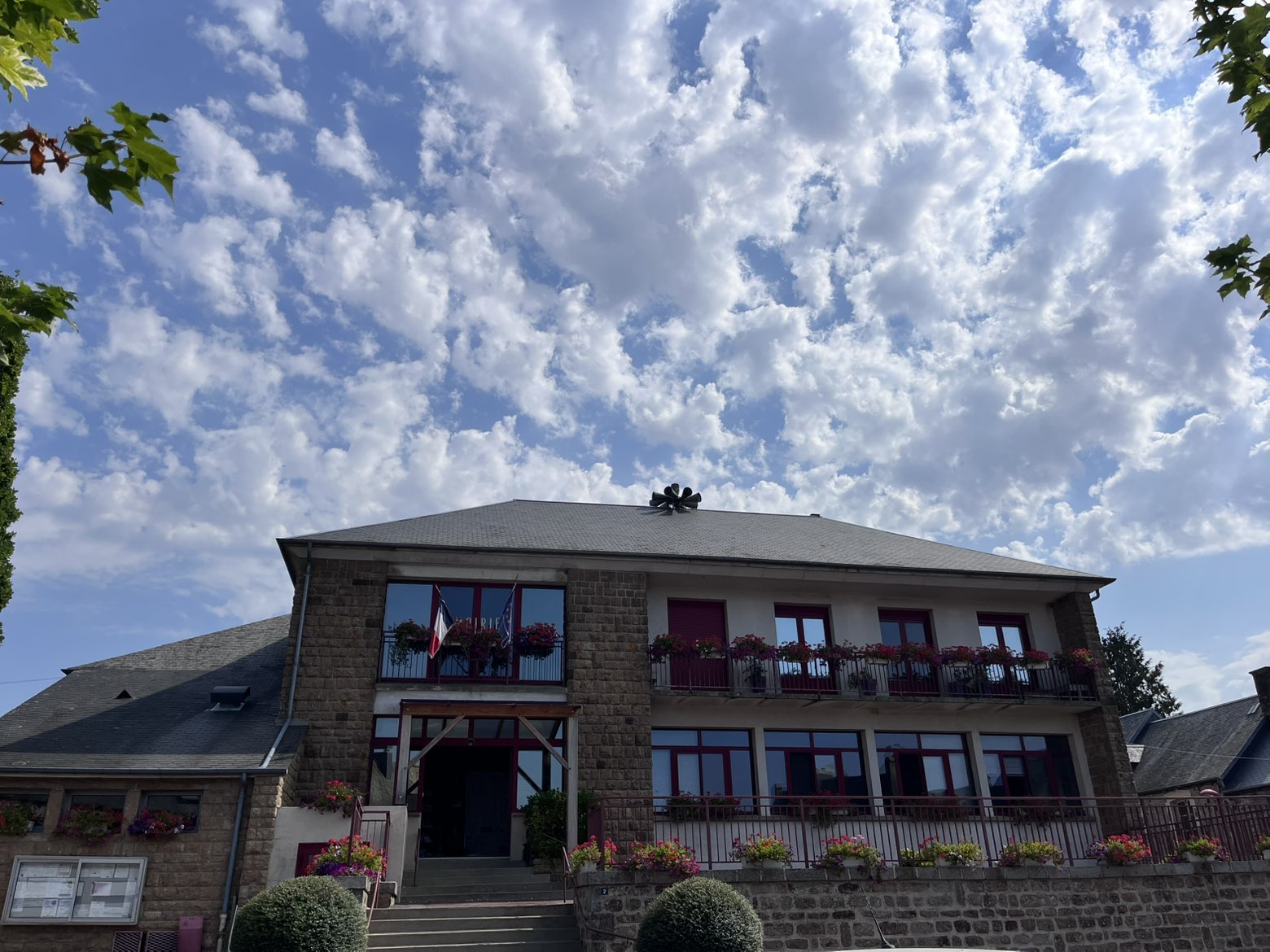 A louer local professionnel avec logement au dessus. 
Recherche kinésithérapeutes commune de 852 habitants. 
Un médecin, une ostéopathe et un cabinet d'infirmières sont installés.
De nombreux services de proximité : école primaire avec garderie périscolaire, collège à 10 km, poste, supérette, boulangerie, magasin électroménager.... , artisans, coiffeur, garage.
Commune rurale dans le sud manche 50,  à 1h de la mer, 1h de caen.
Pour tout renseignement complémentaire n'hésitez pas à nous contacter 06 41 84 06 83.