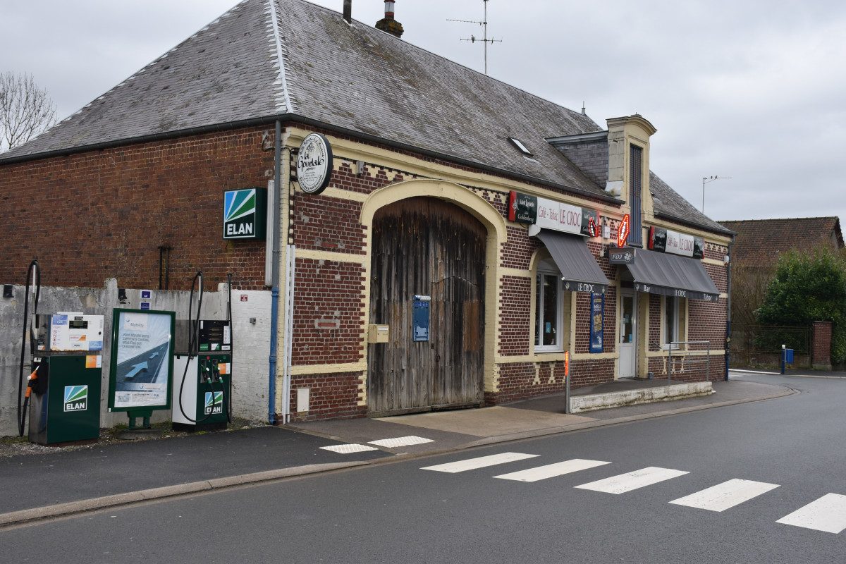 Le bar-tabac se situe dans un village de 1300 habitants se trouvant à 24 km d'Amiens prés de l'usine Airbus et d'une ZAC en plein développement. Les activités de ce bar-tabac comprennent la FDJ, une  station carburant, un dépôt de gaz... Tous les commerces sont à proximité du village ( 1 km ) . Le village possède son école ( 7 classes ), une boulangerie et un marché dominical ( 1 fois/mois ). 14 associations font vivre le village. Ce bar-tabac est idéal pour l'installation d'un jeune couple qui bénéficiera de l'appui de la population locale. Au choix, vous avez la possibilité d'y acquérir les murs indépendamment du fond de commerce. A noter qu'il n'existe aucun autre café dans le village.