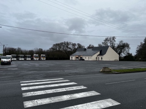 Bar-Restaurant avec logement de fonction - Villiers-au-Bouin (37330) - 30min de Tours & 1h d'Angers et 50min du Mans.

Situé au cœur d’un village du nord Touraine, ce bar-restaurant bénéficie d’un excellent emplacement sans concurrence directe.

L’établissement se compose de :

• Une spacieuse salle de restauration d’environ 100 m2, avec deux nouveaux buffets frigorifiques. 
• Une cuisine fonctionnelle de 43 m2, récemment équipée de matériel professionnel de qualité.

L’activité actuelle atteint environ 50 couverts par jour, pour un chiffre d’affaires 2024 de 289 498 € (bilan effectué).

Idéalement situé sur l’axe La Flèche / Tours – Angers / Tours, le restaurant fait partie du réseau “Les Relais Routiers”, gage de fréquentation régulière et d’une clientèle fidèle de passage comme locale. Parking poids lourd à 180 mètres. 

L’espace bar, avec jeux FDJ et PMU, vient compléter l’offre et renforcer l’attractivité du lieu. Rénové il y a moins d’un an,

Clé en main, avec logement de fonction sur place. 5 chambres, un salon, un cellier, une salle de bain WC et un  grand jardin avec dépendance et garage couvert. Et des combles aménageables.

Cession de bail – Loyer annuel : 10 788 €