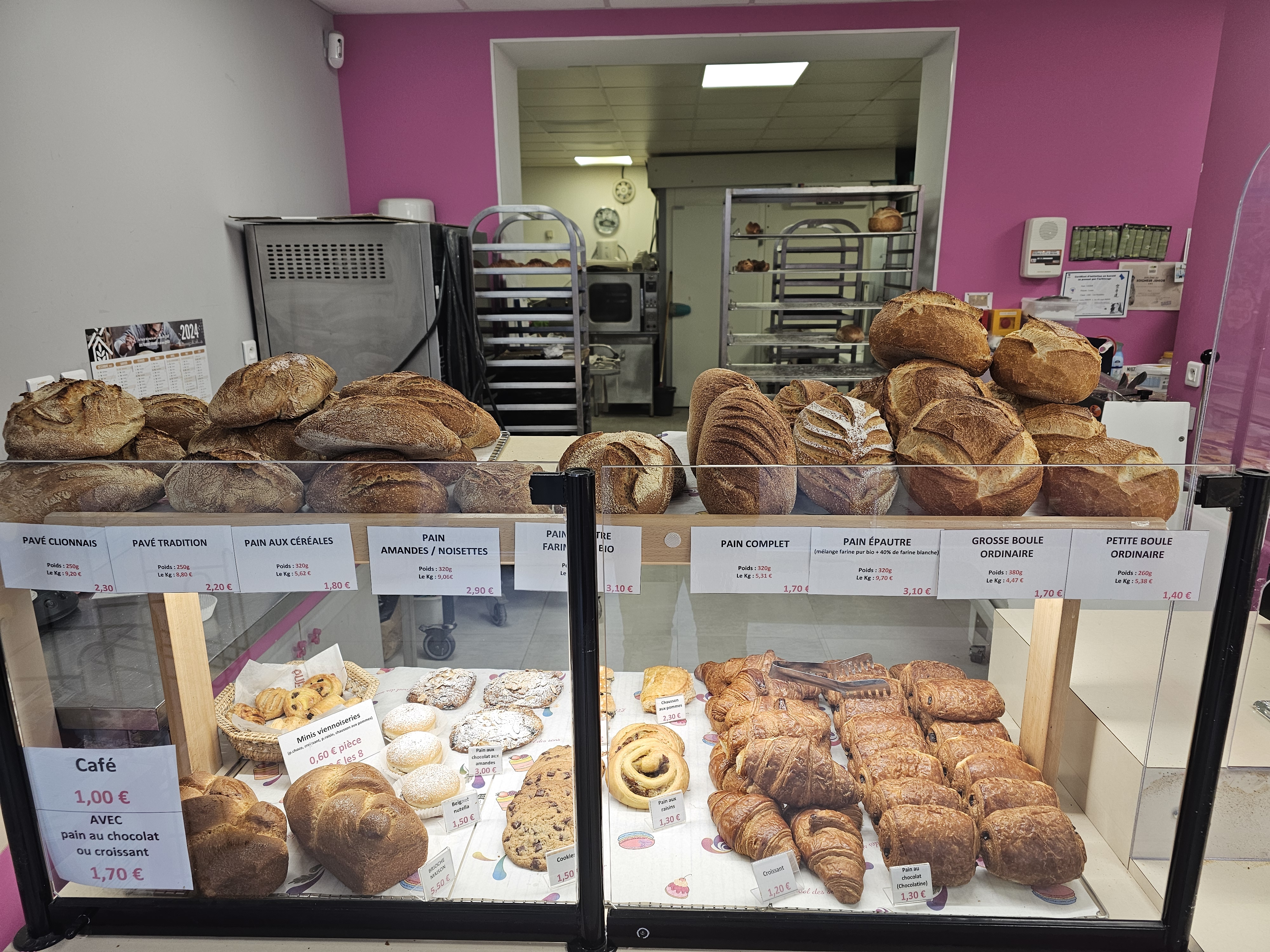 Vend boulangerie comprenant :
Coin boulanger:
Un four bongard 5 bouches
Un four viennoiserie ( peut contenir 4 plaques)
Un gros pétrin spiral (50 kg de farine) 
Un petit pétrin 
Une diviseuse ronde
Une faconneuse 
Une chambre de pousse ( peut mettre 3 grand chariot)
Une chambre froide.

Coin vente:
Vitrine à pâtisserie, sandwich, boisson
Vitrine à viennoiserie.
Grand espace pour accueillir les clients.

Etage:
Salle de bain (douche, lavabo, toilette)
Un second toilette. 
Une petite cuisine ( 2 feu électrique, emplacement pour lave vaisselle, hotte, evier) 
Grand espace pour se reposer ou pour faire un coin bureau.

Ne possède pas de labo pâtisserie mais possible d'en mettre un, possibilité d'évoluer en sandwicherie, salon de thé ou autre (local disponible à coter)
Ecole en face, grand parking, parc enfant, église, bureau de tabac er café.
N'hésitez pas pour plus de renseignements et de photos.