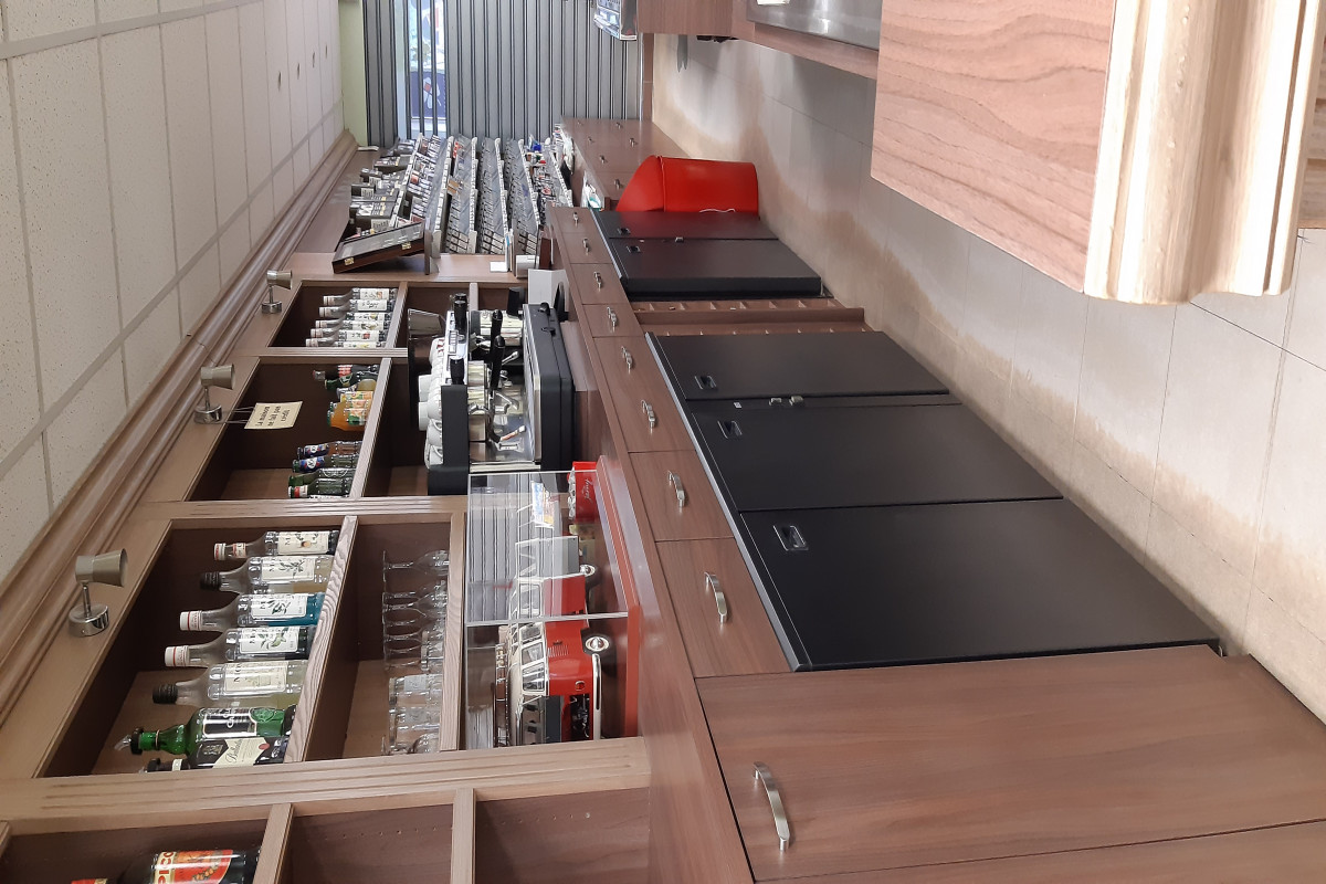 Désirant profiter de la retraite, nous souhaitons vendre notre commerce de Bar/Tabac/PMU/FDJ/Presse. Idéalement situé à 1h30 de PARIS, entre la Beauce et le Perche, sans concurrence, dans une commune calme, à proximité d'un hypermarché, d'autres activités peuvent être exploitées : brasserie, cigarettes électroniques, cartes téléphones, dépôt de colis, etc... Le prix indiqué comprend les murs ET le fonds (possibilité fonds seul)