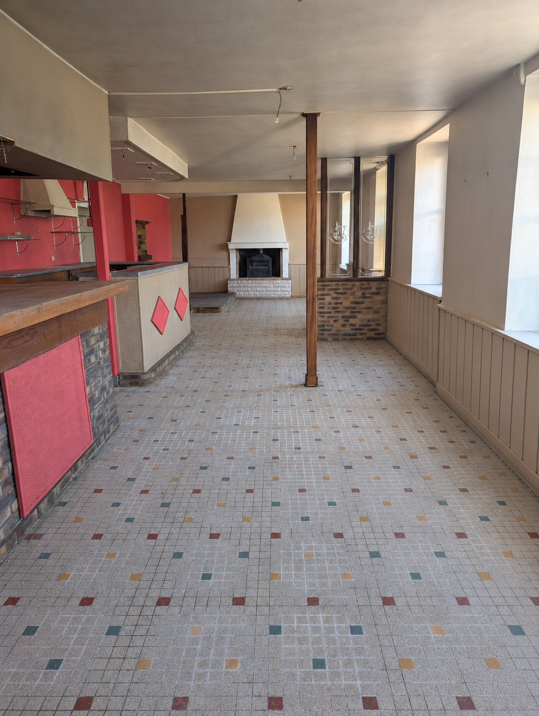 Ancien restaurant-pizzeria Le Pinocchio, bien connu à Connerré, disponible immédiatement à la location.

Le local offre un cadre rare pour un établissement de restauration :

– une grande salle avec bar et cheminée, lumineuse, éclairée par des fenêtres sur toute sa longueur ;
– une seconde salle indépendante, idéale pour les groupes ou une salle de réception ;
– une cuisine séparée, en cours de remise aux normes ;
– un préau couvert avec charpente apparente et sol en briques anciennes ;
– une terrasse en bois surélevée donnant sur le Dué ;
– une terrasse de plain-pied et un jardin arboré ;
– une grande cave pour le stockage ;
– du stationnement sur place.

Capacité estimée : environ 45-55 couverts en salle et environ 40-60 couverts en extérieur selon les aménagements.

Le lieu convient à un restaurant traditionnel, une pizzeria, une crêperie, un bar à vin, un salon de thé ou un concept brunch. Les extérieurs se prêtent bien à une formule grillades ou guinguette l’été.

Des travaux d’embellissement de la salle sont à prévoir, ce qui permet au futur exploitant de créer un établissement à son image.

Visites sur rendez-vous, y compris le week-end. N’hésitez pas à me contacter par la messagerie.