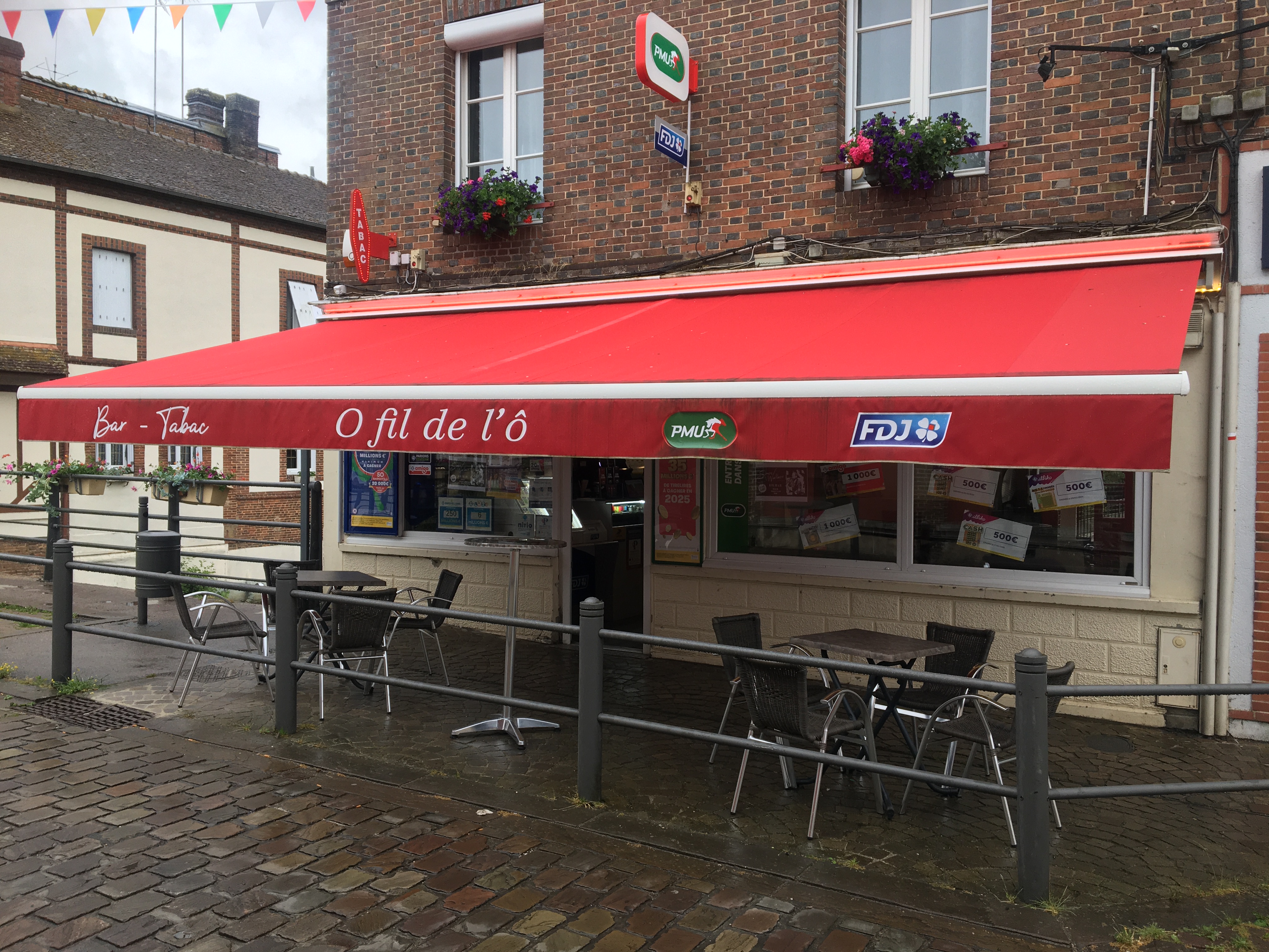 Cause santé 
Vend bar tabac pmu fdj 
Agglomération de l’aigle 
Avec très belle appartement 
Magnifique terrasse au bord de l’eau 
Agencement neuf 
Ebe 45ke