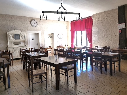 Réouverture du café-restaurant-multiservices de Mesland

Mesland est une commune de de 560 habitants située dans le département du Loir-et-Cher à proximité d’Amboise et de Blois. Elle attire des visiteurs grâce offre d’hébergement (9 gîtes, 10 hébergements insolites de plein air, camping 5 étoiles de 350 emplacements). L’économie locale repose sur la viticulture (appellation Touraine Mesland) et l’artisanat. Touristiquement, Mesland bénéficie de l’attractivité des châteaux voisins, tels que le château de Chaumont-sur-Loire (8 km), le château d’Amboise (18 km), le château de Blois (23 km) et le château de Chambord (40 km), ainsi que du Zoo de Beauval (45 km). La commune est dynamique et organise régulièrement des événements comme la fête de la musique et des randonnées. Le conseil municipal et les habitants soutiennent activement le projet et sont impatients d’accueillir le prochain exploitant de l’établissement

Activités potentielles : ​bar, restauration, dépôt de pain, épicerie

Le local :

● Aménagé et équipé, refait à neuf
● Bar, salle , terrasse et stationnement a proximité
● Superficie : 235 m² / 60 à 70 places assises

Contrat proposé : ​

Bail commercial 3-6-9 signé avec la mairie de Mesland

Aspects financiers : ​

Apport financier pour stock produits et trésorerie initiale à prévoir​ (10K€ à 15K€)
Loyer : 600€ HT/mois

Profil de gérant recherché : ​

● Vous possédez des vraies qualités de commerçant et une vive volonté d’entreprendre. ​
● Vous souhaitez vous engager en faveur de la ruralité et en comprenez les enjeux. ​
● Vous justifiez d’une expérience significative dans le secteur de la restauration et maitrisez les normes d’hygiène et de sécurité.​
● Vous avez des bases solides en gestion et faites preuve de rigueur et d’organisation.