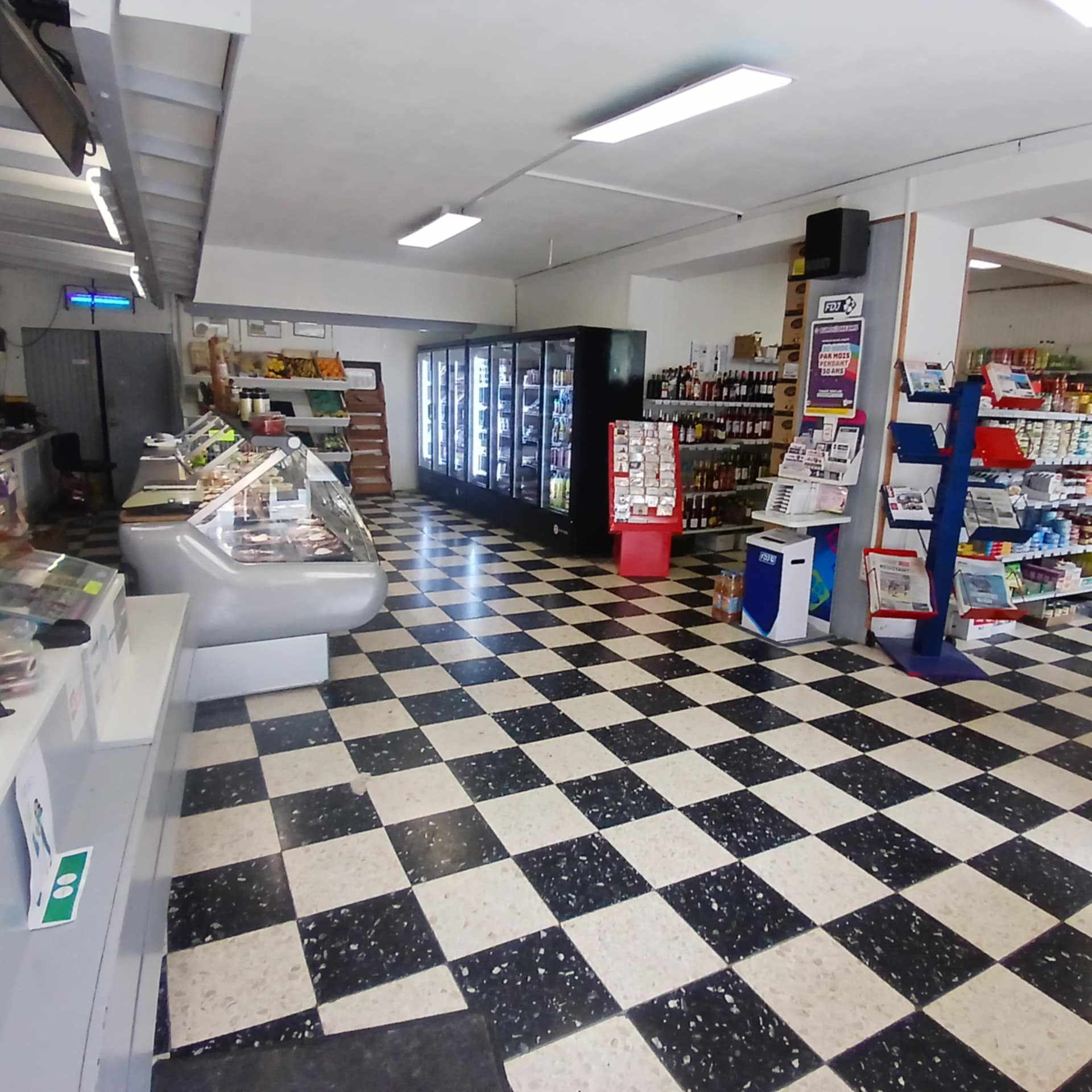 Fond de commerce Epicerie, Tabac, FDJ
Surface de vente 85m² + réserve et chambre froide. petit loyer (465€)
Situé sur axe passant, à tenir seul ou à deux, pas de salarié à reprendre.
Chiffre d'affaire en progression avec fort potentiel de développement.
Bilan disponible sur demande, curieux s'abstenir !
1 jour de fermeture hebdomadaire + 4 semaines de congés par ans.
Pour de plus amples informations et pour organiser une visite, n'hésitez pas à me contacter