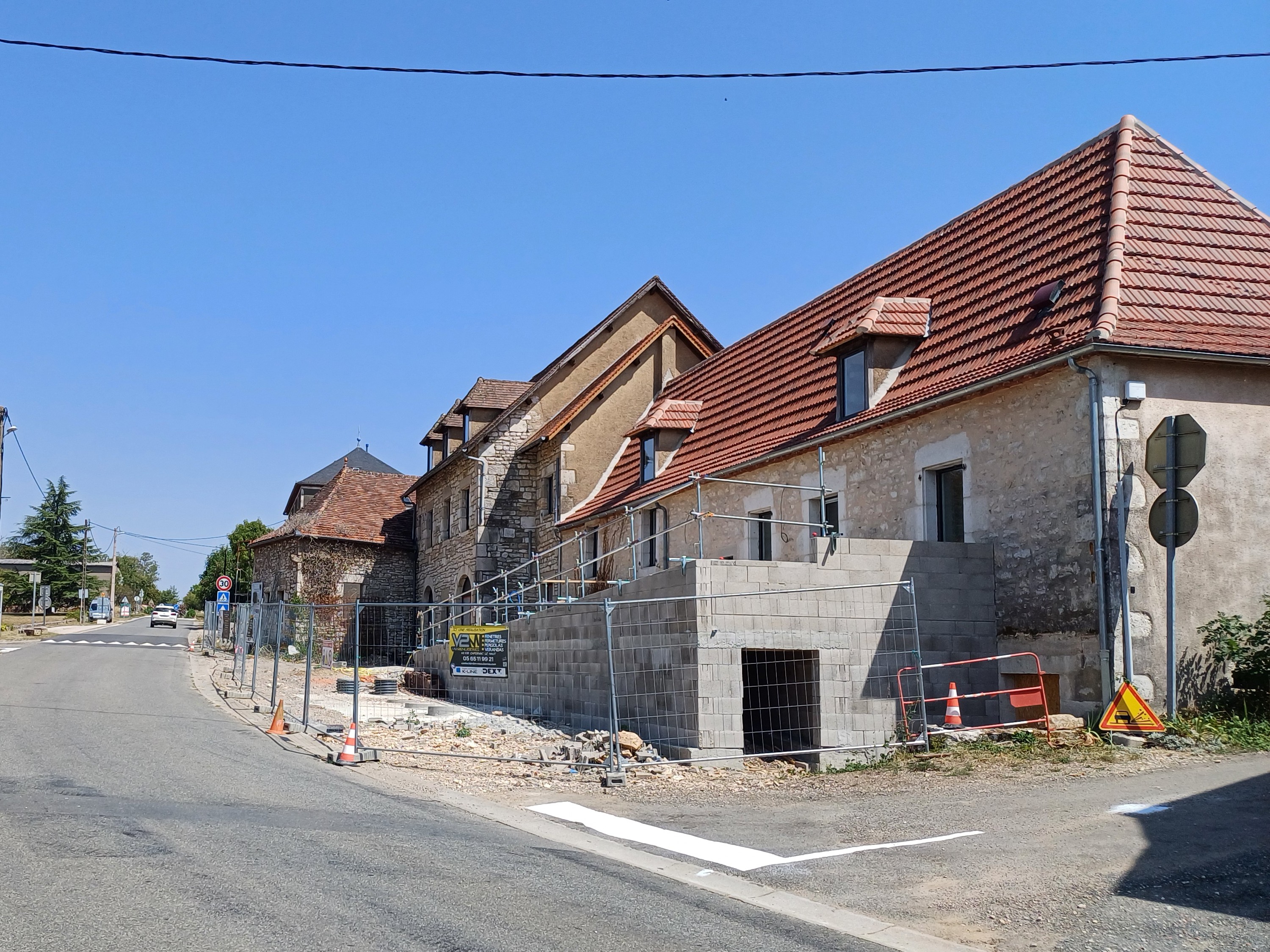La commune de Gréalou (Lot) recherche une location gérance pour son restaurant de 135 m2  (type traditionnel, gastronomique ou à thème) avec deux salles dont une à l’étage ainsi que deux terrasses : une côté jardin et l’autre côté route (en face de l’école) qui est en cours de réhabilitation et dont l'ouverture est prévue pour début 2026. 

Il se situe dans un village d’Occitanie de 325 habitants avec écoles maternelle et primaire et de nombreuses associations Il bénéficie de la proximité de Cajarc 
(120 000 visiteurs par an) et de Figeac (500 000 touristes par an). Il est localisé sur un axe routier important mais aussi sur le chemin de St Jacques de Compostelle (14 000 passages / an) et dans le Parc Naturel Régional des Causses du Quercy. 

 Il s’agit d’une  création d’activité avec des investissements à prévoir (matériel, aménagements intérieus …) et notamment espace cuisine à équiper 
 •Le  Loyer pour le restaurant avec un petit logement à l’étage (T2  de 40m²) est à  640 €/mois

Profil recherché :
 Expérience dans la restauration et de la gestion
 Sens de l’accueil  et du commerce, convivialité, 

 Pour toute demande de candidature ou d’informations complémentaires merci d'envoyer un mail avec vos coordonnées téléphoniques  ainsi que votre  mail à la Mairie de Gréalou, nous vous contacterons dans les plus brefs délais. Et vous transmettrons le dossier de candidature et le cahier des charges 
 La Mairie de Gréalou est ouverte  le mardi 9h/12h et 13h/16h30. Et le vendredi matin. Toutes les informations sont sur le site internet de Gréalou point com

 Alors prêt ? Rejoignez-nous pour cette belle aventure et participez au dynamisme de notre commune