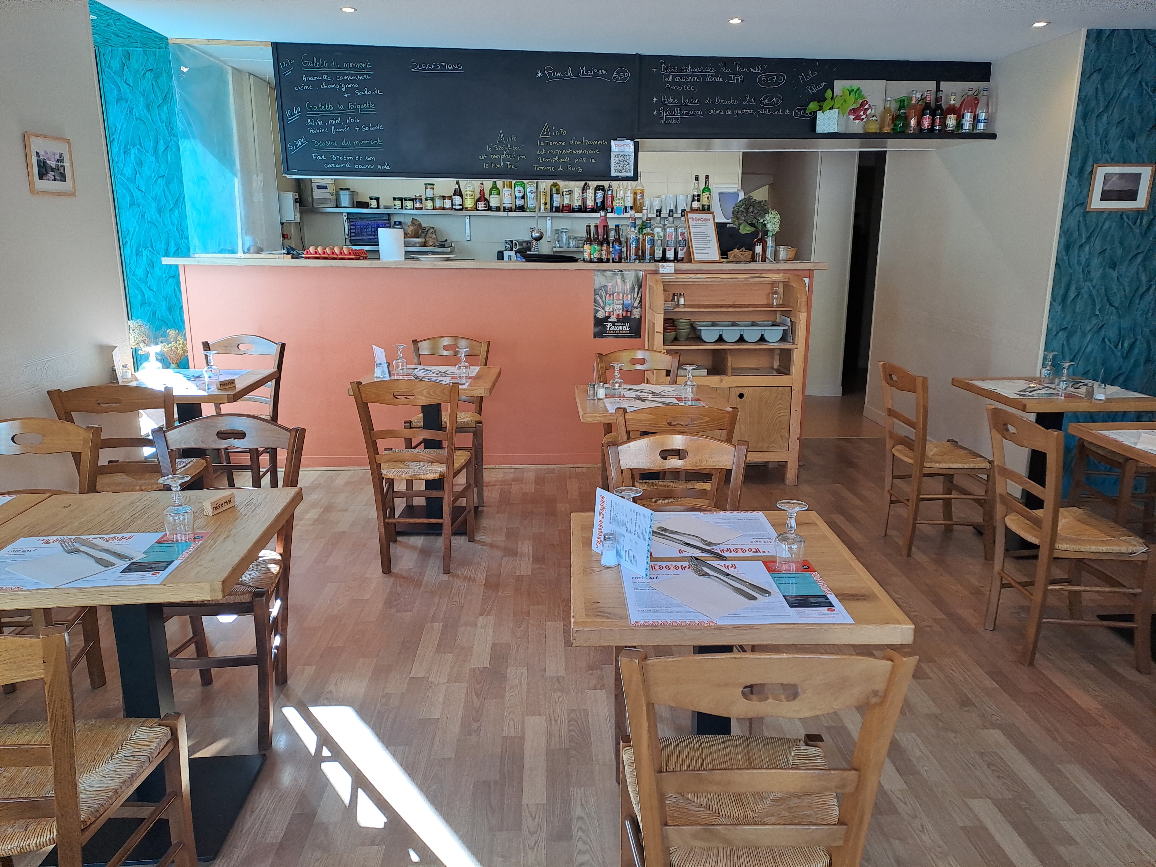 La retraite approche et nous recherchons des repreneurs pour notre crêperie pure, située dans une petite cité de caractère à 20mn de Rennes et 45mn du Mont Saint Michel.

CA 210000 ht
6 semaines de fermeture par an
fermée dimanche et lundi toute l'année et le mardi soir du 1er octobre au 1er avril.
38 places en intérieur et 24 place en terrasse 
matériel et déco récents.
bonne rentabilité