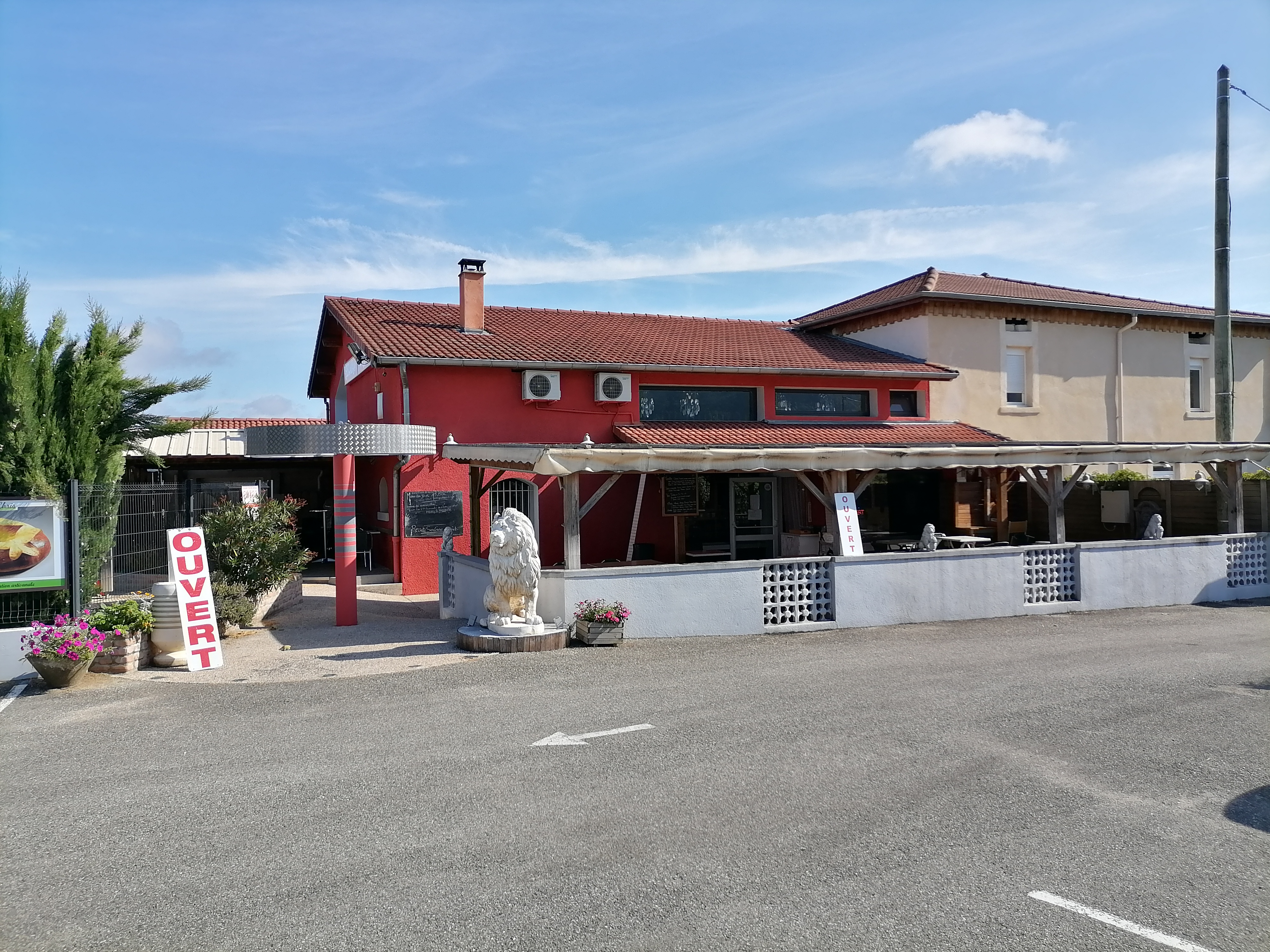 A vendre Fond de commerce restaurant, pizzeria, pâtisserie idéalement situé en bord de route départementale Grenoble valence d’une superficie totale de 300 m², composé :
d’une partie restaurant de 200 m² (réserve, cuisine, bar, salle restaurant climatisée à l’étage de 60 couverts , coin pizza avec four à bois , wc , plonge) d’un appartement attenant de 105 m² comprenant 3 chambres + garage
Le restaurant bénéficie aussi de 2 terrasses abritées de 30 et 50 couverts ainsi qu’un terrain attenant de 1000m² faisant office d’air de jeux avec 2 grands trampolines + 2 structures gonflables parking en bord de route de 700 m² loyer mensuel 1540 euros