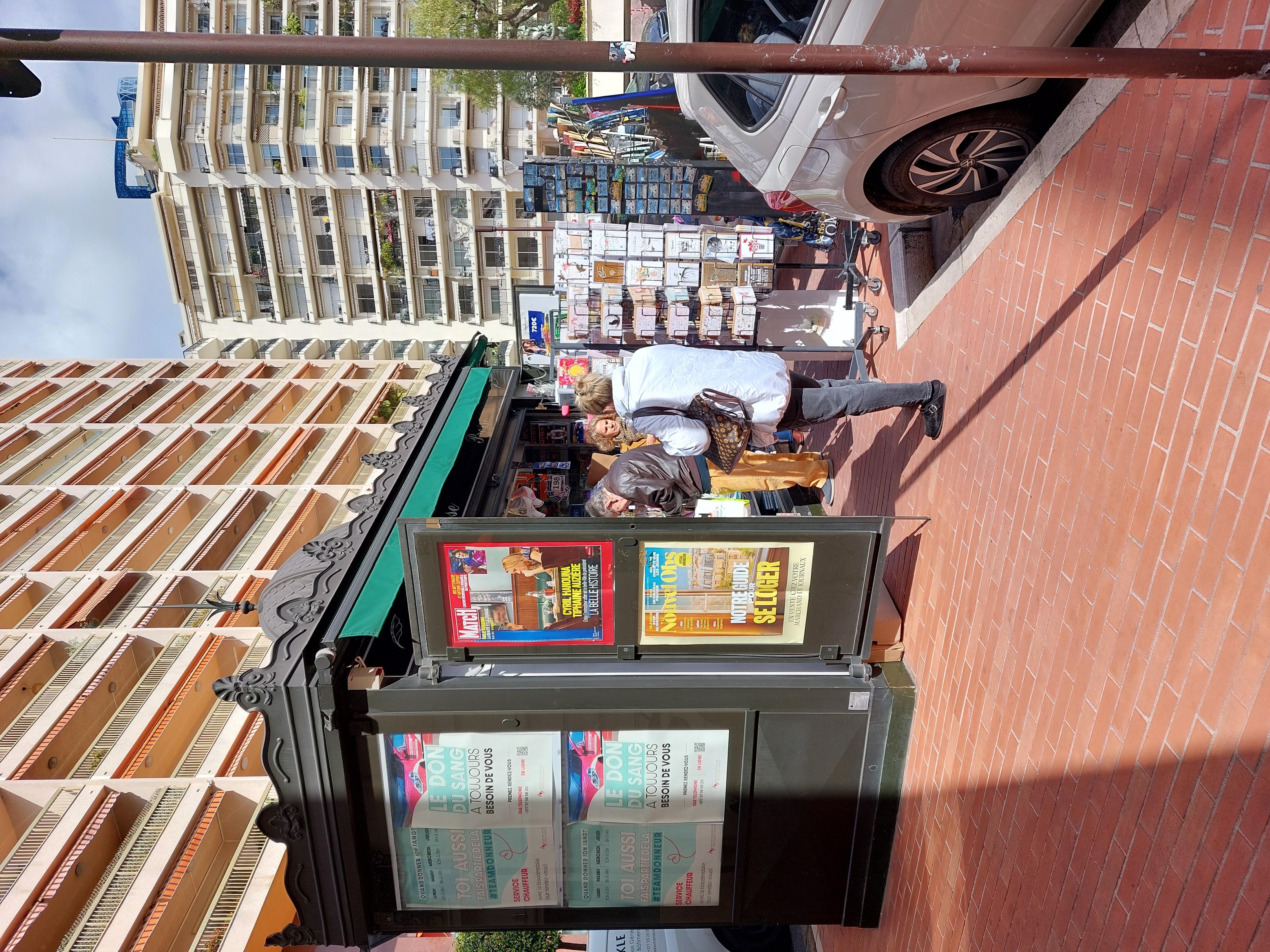 Disponible actuellement , le kiosque est situé à proximité de BEAUSOLEIL sur MONACO.

Commerçant en tant que travailleur indépendant donc non salarié (SAS, SASU, SARL, EURL, EI, micro-entreprise…), vous gérez un kiosque Place des Moulins à MONACO.
Le kiosque fait une superficie de 12m2 et il est positionné sur une zone passagère.

Des dossiers administratifs sont à préparer, pour la partie “presse” (Dépôt de presse SEC) et pour “la Française des Jeux/FDJ”; pour avoir les validations de ces 2 entités, prévoyez 2 mois minimum avant une ouverture (avec les jeux). Les formations sont également obligatoires.

Les activités (vos revenus proviendront des commissions de ces activités):

Presse nationale(23%) et régionale(14%)
Les jeux de la Française des jeux (FDJ): jeux de grattage, tirage (5%)
Les souvenirs, les cartes postales et cartes évènementielles
Les boissons, les glaces emballées, les confiseries, la bimbeloterie, la librairie

Les charges sont :

Loyer, 
Electricité, 
Routeur4G ou box internet
Caisse informatisée avec logiciel intégré de presse(Strator, Bimedia, JDC…): entre 80 et 120€/mois
Assurance

Ouverture 6/7.
Vous vous adapterez au besoin de votre clientèle et de la fréquentation du quartier.

Vous disposerez de ce kiosque sans droit d’entrée, sans avoir à investir dans un pas de porte ou fonds de commerce.

Je vous rencontrerai sur place pour vous présenter l'environnement et le kiosque.