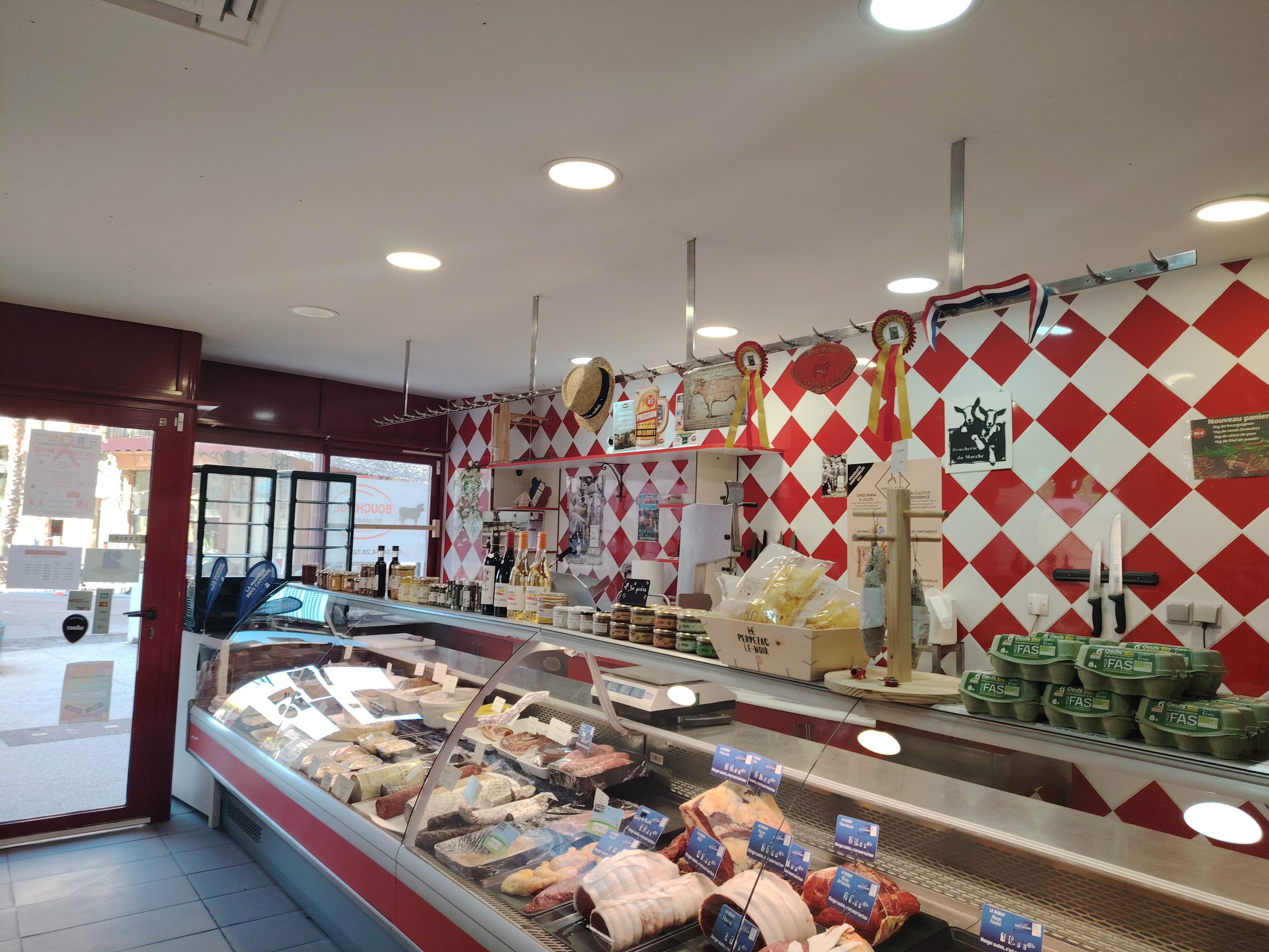 vendre

Boucherie-Charcuerie-Traiteur à Sigean 11130 (6000 habitants)
 située au coeur de ville avec parking à proximité.
C'est une boucherie qui a une bonne réputation et une affaire saine.
Le matériel est complet et entretenu.
Les locaux ont une surface de 60 m2 entre la vente et le labo.
Vente du fond de commerce pour départ dans une autre région.
Petit prix pour une affaire à développer.
Possibilité de passation de 15 j avec le nouveau propriétaire.
Dossier complet par mail sur demande sérieuse.

30 000 euros