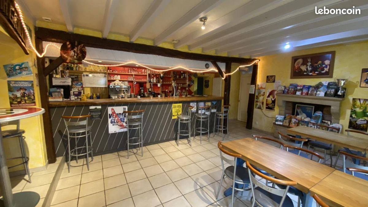À vendre – Fonds de commerce Bar-Restaurant + activité distributeurs de pizzas

Situé au cœur d’une commune dynamique bénéficiant d’un tissu associatif riche et actif, ce bar-restaurant offre un fort potentiel de développement.
L’établissement dispose de :
- 62 places assises en salle
- 30 places en terrasse
Une surface commerciale d’environ 175 m²
Licence IV incluse
En complément de l’activité principale, trois distributeurs automatiques de pizzas sont implantés sur trois communes distinctes, générant environ 1 000 pizzas vendues par mois, assurant ainsi un revenu additionnel stable et intéressant.

Possibilité d’acquérir les murs comprenant :
- Une maison d’habitation d’environ 140 m²
- 4 chambres

Le chiffre d’affaires annuel se situe entre 180 000 € et 200 000 € sur les trois dernières années.
Un fort potentiel de progression est identifié, notamment via une optimisation des horaires d’ouverture et le développement de nouvelles offres.

Une belle opportunité pour un professionnel souhaitant exploiter et développer une activité polyvalente avec revenus complémentaires.