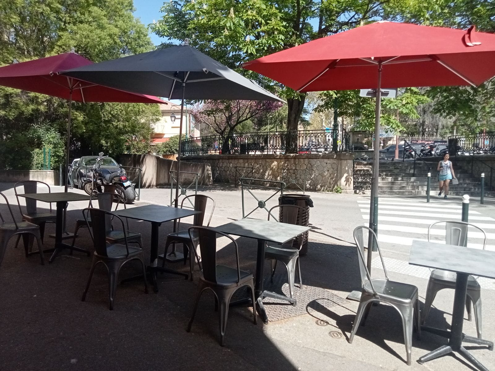 Idéalement situé dans le centre ville d'Aix-en-Provence, donnant sur une place ensoleillée.
Vends fond commerce pizzeria snacking avec une terrasse.
Fournis avec tout le matériel pour pouvoir travailler tout de suite, four à pizza, frigo, plancha, friteuse, grill, machine à café, plan de travail, hotte, tables, chaises, parasols, ustensiles de cuisine, ustensiles à pizza...
Possibilité de louer le logement au dessus du commerce, actuellement libre (mais risque d'être loué rapidement).
Proche des écoles, collèges et lycées. Pour tous renseignements 0761507814.

Fond de commerce : 35000€
Loyer annuel : 16488 €