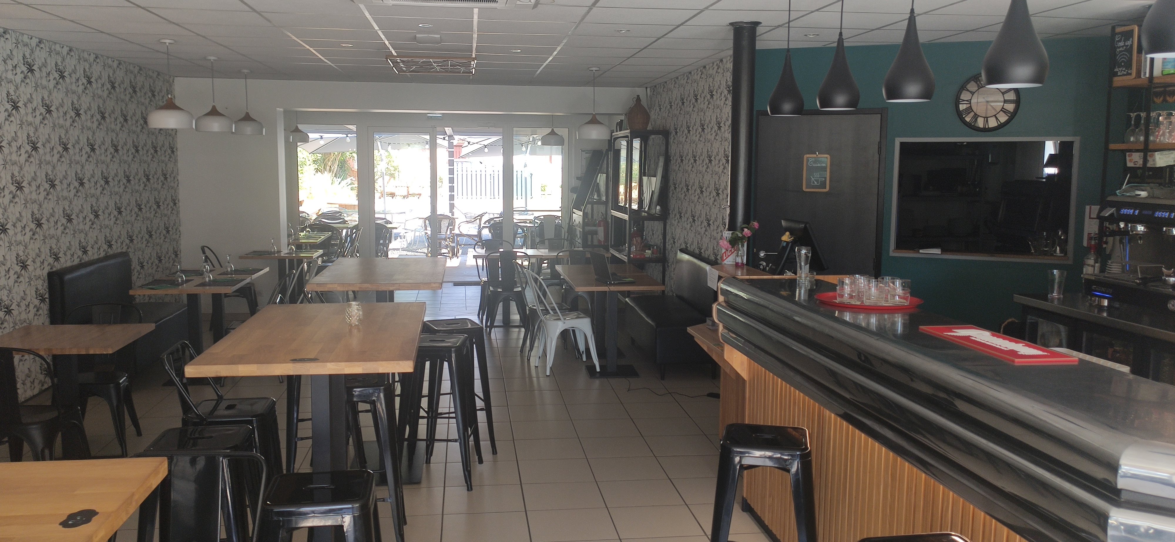 À vendre fonds de commerce bar restaurant à Gabarret, village situé dans les Landes avec 1280 habitants (1 école, 2 collèges, 1 lycée,..).
Idéal pour un changement de vie en habitant sur place dans un environnement sécuritaire, préservé et authentique.
Situé à quelques kilomètres du Lot-et-Garonne, de la Gironde et du Gers avec une station thermale à seulement 8 kilomètres.
Affaire clé en main, prête à travailler. 
Entièrement rénové en 2021, pas de travaux à prévoir. 

Le bar restaurant :
- 80 m², salle de restauration 
- 50 m², cuisine professionnelle, WC PMR, stockages,... 
- terrasse à l'avant donnant sur une rue principale
- grande terrasse à l'arrière dans une cour de 490 m² avec jardin paysagé
- dépendance de 30 m² avec chambre froide. 

Logement de 100 m² à l'étage avec entrée indépendante, composé d'une entrée, d'un séjour double avec balcon, une cuisine ouverte aménagée et équipée, de 2 chambres (avec possibilité de faire une 3ème chambre), d'une buanderie, d'une salle d'eau et d'un wc.

Ouverture toute l'année avec une clientèle locale et associative + entreprises +  tourisme + clientèle de la station thermale.

Dispositions commerciales :
Vente du bâtiment et du fonds de commerce. 
Bâtiment : 199 500€ (hors frais de notaire ou d'agence)
Licence IV 18000€ TTC (hors frais de notaire).
Fonds de commerce : 51 000€ TTC (hors stock et frais de notaire).
Pour plus de renseignements (chiffres d'affaires), photos supplémentaires,... nous contacter.