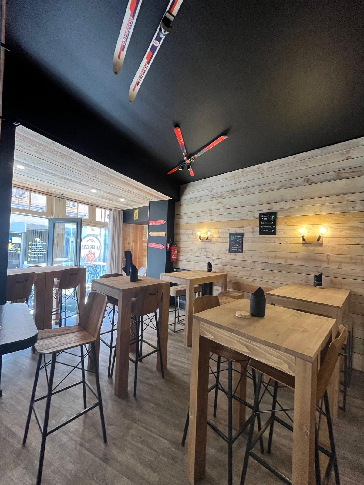 À vendre fonds de commerce de bar-restaurant situé en plein centre de Tarare, dans une rue piétonne dynamique et commerçante.

Établissement historique du centre-ville, bénéficiant d’une forte notoriété locale, exploité sans interruption depuis près de 40 ans.

L’ensemble de l’établissement a été entièrement rénové il y a 3 ans lors de la reprise.

🔹 Entreprise à taille humaine :
Exploitation actuelle tenue par un couple, idéale pour un couple ou un binôme souhaitant gérer un établissement sans équipe lourde.

🔹 Surface commerciale :
– 65 m² en rez-de-chaussée
– 30 places assises à l’intérieur
– 20 places assises environ en terrasse

🔹 Licence IV

🔹 Salle / espace clientèle :
Salle équipée d’une grande télévision, de deux enceintes connectées, d’un jeu de lumière et d’un mobilier de qualité récent (3 ans), permettant une exploitation polyvalente (bar, restauration, événements, soirées à thème).

🔹 Cuisine entièrement équipée :
Plan de travail inox, hotte professionnelle, four professionnel, friteuse, saladette, chambre froide, espace plonge avec lave-vaisselle professionnel.

🔹 Espace bar :
Matériel entretenu, compresseurs des frigos du bar changés récemment,
lave-verres professionnel et machine à glaçons professionnelle.

🔹 Logement inclus dans le bail :
Appartement de fonction de 61 m² à l’étage, comprenant 2 chambres.
Remise privative d’environ 10 m² pour le stockage, accessible par une cour commune.

🔹 Loyer attractif : 680 € / mois (commerce + logement)

L’établissement fonctionne actuellement en bar-restaurant avec une carte volontairement maîtrisée, adaptée à son concept montagnard.
Fort potentiel de développement selon le projet du repreneur.

Tarare se situe à environ 35 minutes de Lyon, avec un accès à l’autoroute A89 à moins de 5 minutes, offrant une excellente accessibilité.

Vente pour nouveau projet personnel et professionnel.

💼 Affaire clé en main.

📊 Chiffre d’affaires communiqué après premier échange sérieux.
