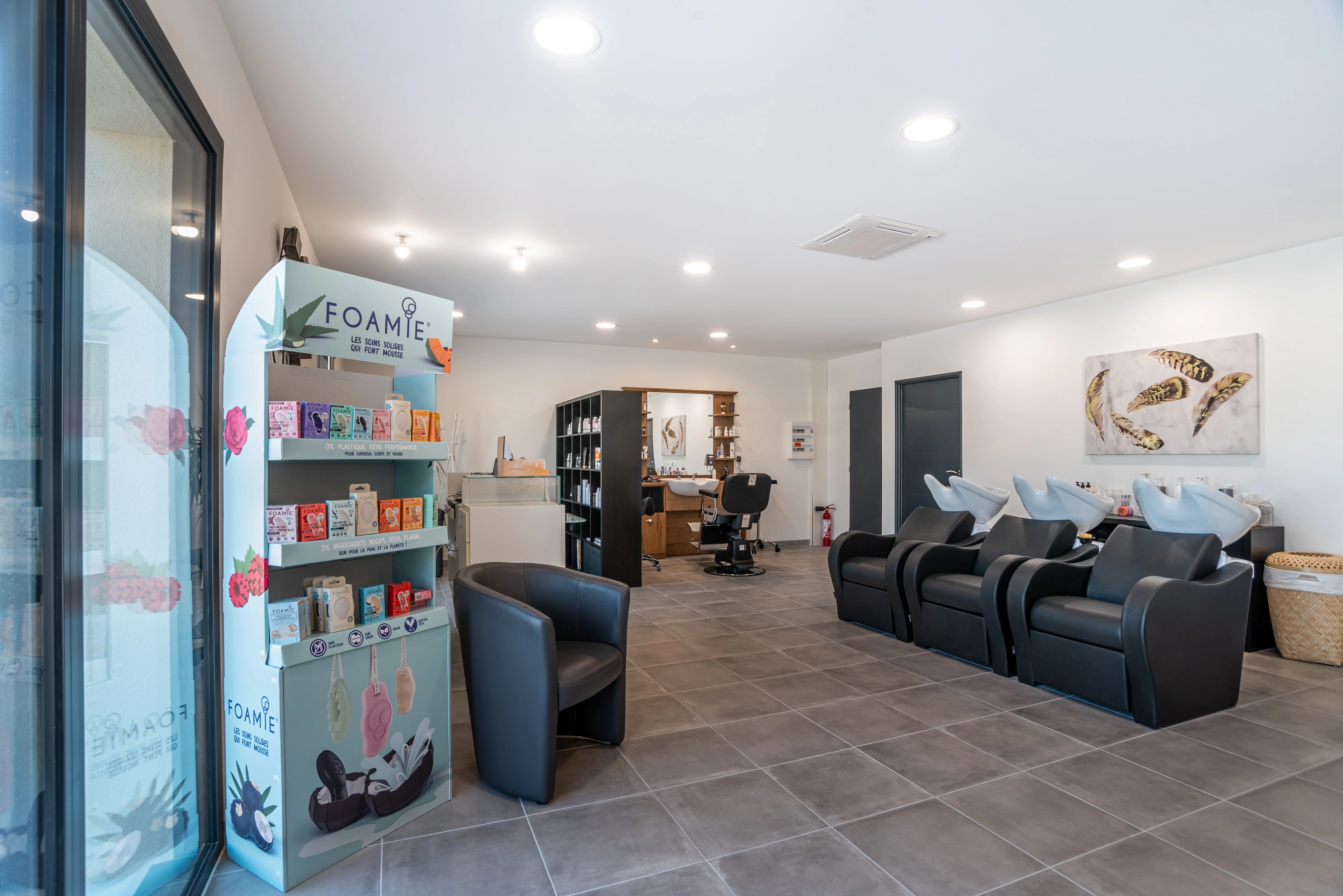 Local récent – Matériel récent – Parking – Aucun gros investissement à prévoir
Cause nouveau projet, cède fonds de commerce de salon de coiffure situé à Archiac, en Charente-Maritime.
Le salon est installé depuis mars 2022 dans un local commercial récent, moderne et parfaitement adapté à l’activité.
L’ensemble de l’agencement et du matériel professionnel a été installé neuf en 2022.
Le salon comprend :
• Environ 75 m² de surface
• Une salariée et un apprenti en 1ere année de CAP
• Matériel professionnel récent
• Agencement complet
• Aucun investissement lourd immédiat à prévoir
• 4 places de stationnement privatives
• Grand parking public gratuit d’environ 30 places à proximité
• Très bonne accessibilité
• Environnement commercial établi
Le salon est idéalement situé Place du Champ de Foire, à proximité immédiate d’une pharmacie et d’un bureau de tabac.

Les points forts :
✓ Local récent construit en 2022
✓ Salon entièrement équipé
✓ Matériel et mobilier récents
✓ Stationnement facile et gratuit
✓ Clientèle existante
✓ Bonne visibilité locale
✓ Possibilités de développement
✓ Bail commercial sécurisé possible

Le local offre également la possibilité de développer des activités complémentaires :
• Barbier
• Esthétique
• Onglerie
• Vente de produits
• Prestations beauté complémentaires
Le repreneur bénéficie d’un salon immédiatement exploitable sans avoir à supporter les coûts importants liés à la création et à l’équipement d’un établissement neuf.

Prix de cession du fonds :
37 000 €
Stock en supplément après inventaire.

Accompagnement possible lors de la reprise pour faciliter la transmission de l’activité et de la clientèle.
Informations financières et dossier de présentation disponibles après premier contact sérieux.
Idéal pour professionnel souhaitant s’installer ou développer son activité dans un salon récent, fonctionnel et prêt à travailler.