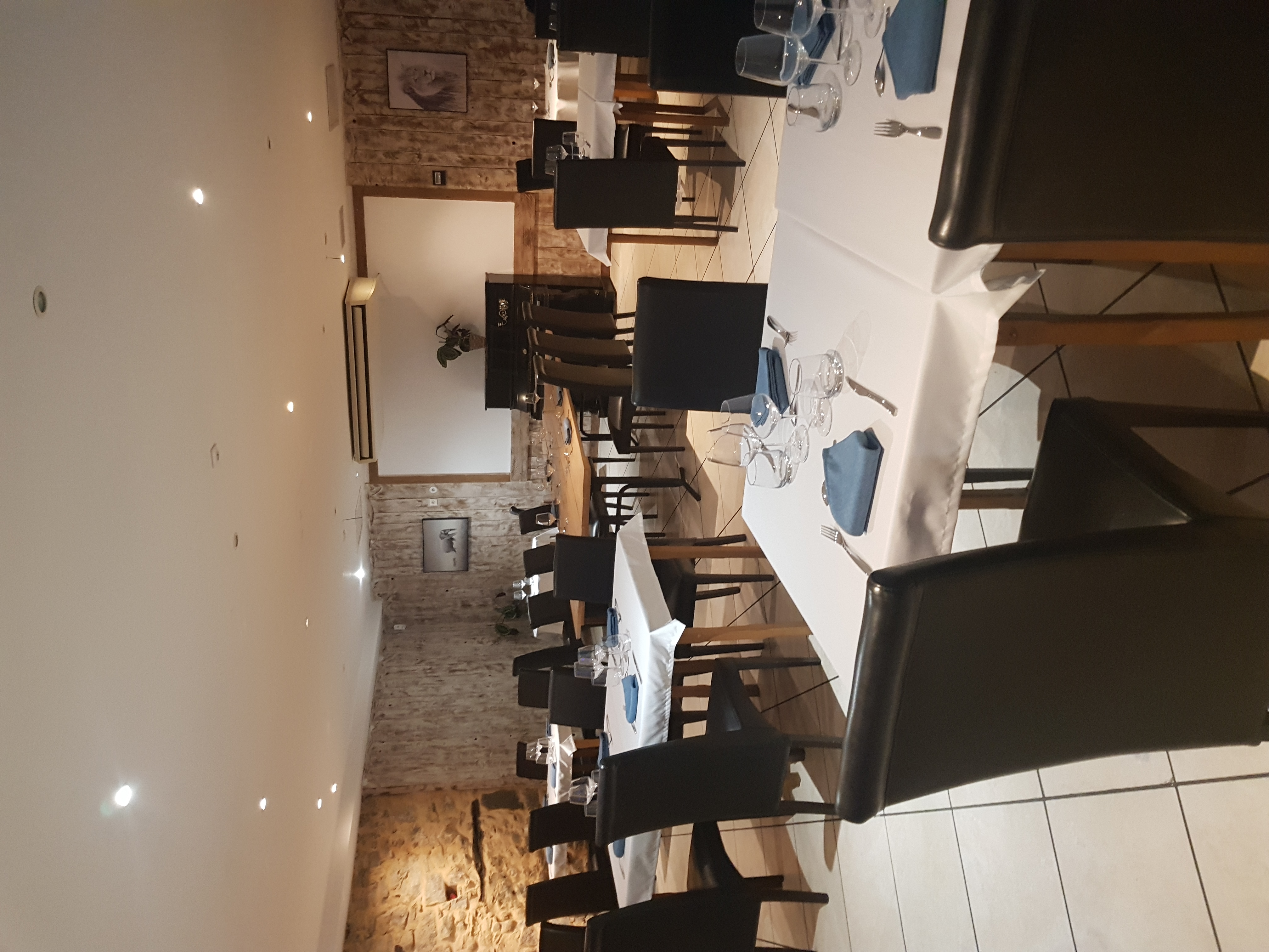 Bonjour messieurs et mesdames vente de fond de commerce restauration au centre ville de lezignan corbières. 
Bon emplacement idéal pour restaurant traditionnel et au goût de lezignan corbières ragoût, blanquette, boeuf bourguignon, boeuf carottes, coq au vin , salade, mille feuilles, chou à la crème et s en oublié le cassoulet. 
Cette cuisine vous plaît allors lezignan corbières est fait pour vous. 
De printemps à l hiver différentes fêtes sont organisées dans la ville de lezignan corbières. 
Une clientèle qui demande souvent ou trouvé un restaurant donc la possibilité de pouvoir obtenir une clientèle adapté à votre style de restauration est tout à fait possible. 
Un fond de commerce restauration à 48 000 euros avec possible discussion, le loyer des murs et négociable à voir avec l agence immobilière.
Actuellement je paye 800€ + 50 euros d eaux. 
Pour plus emple informations me contacter au 07 88 46 82 54