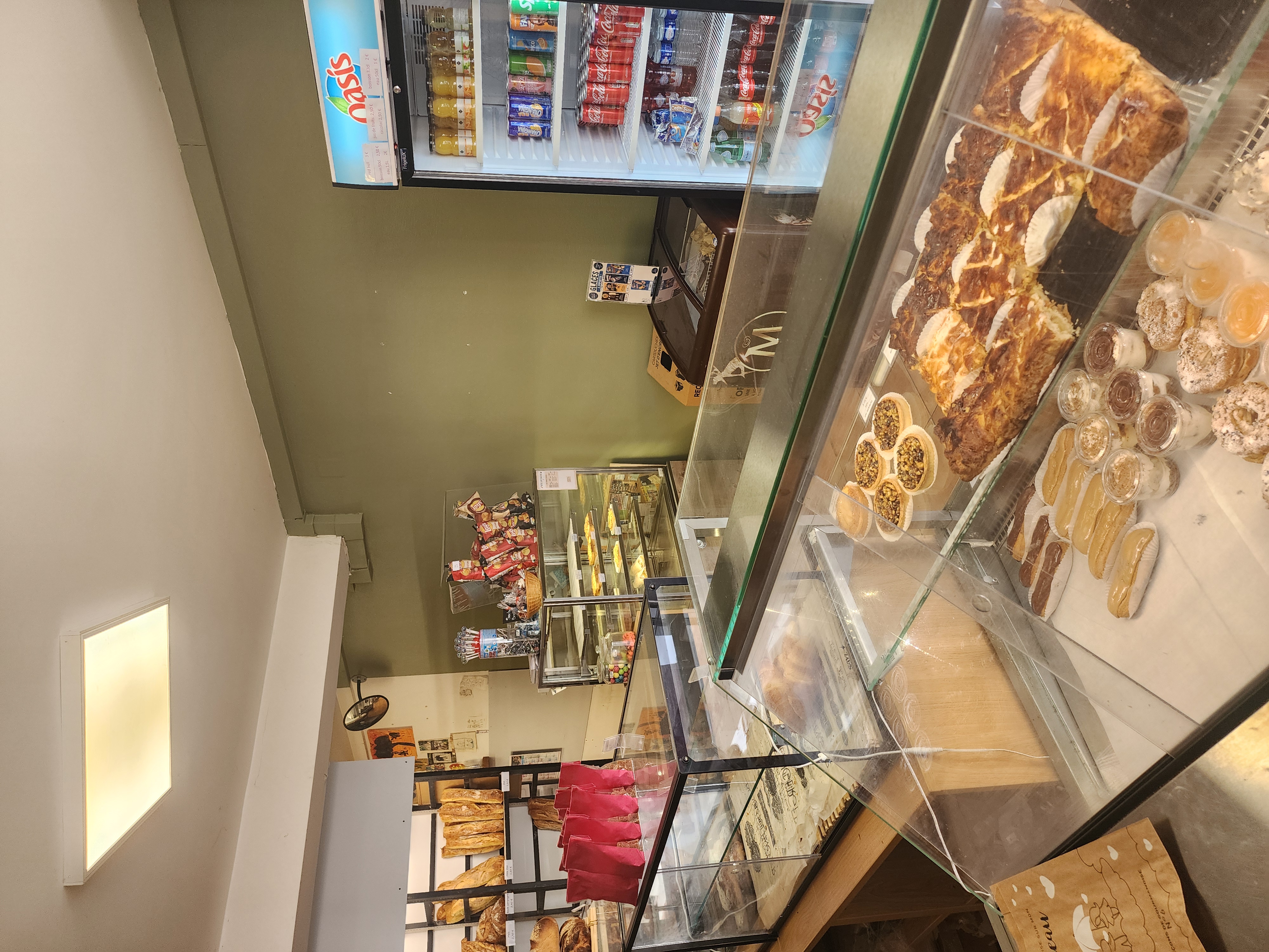 À VENDRE – Fonds de commerce Boulangerie-Pâtisserie – Haute-Garonne (31)

À seulement 30 minutes au sud de Toulouse, saisissez l'opportunité de reprendre une boulangerie-pâtisserie artisanale idéalement située au cœur d'un village en plein développement de 1 800 habitants.

Bénéficiant d'un emplacement stratégique sur un axe passant, à proximité de l'école, l'établissement profite d'une clientèle fidèle et régulière, tout en offrant de réelles perspectives de croissance grâce au développement de la commune.

Le local comprend 65 m² de surface d'exploitation ainsi qu'une dépendance de 25 m² dédiée au stockage. Le matériel est entretenu et permet une reprise immédiate de l'activité, sans investissement important à prévoir.

Chiffres clés

- Chiffre d'affaires : 168 000 €
- Prix de vente : 120 000 €
- Loyer : 720 € TTC/mois
- 65 m² de surface d'exploitation + 25 m² de stockage
- 2 gérants – aucun salarié à reprendre

Activités

- Boulangerie artisanale
- Viennoiserie
- Pâtisserie
- Snacking
- Boissons et glaces en saison

Les points forts

- ✔ Emplacement de choix sur un axe très fréquenté.
- ✔ Village dynamique de 1 800 habitants en pleine expansion.
- ✔ École à proximité.
- ✔ Clientèle fidèle et régulière.
- ✔ Faible loyer.
- ✔ Aucun salarié à reprendre.
- ✔ Affaire saine, idéale pour un couple ou un artisan souhaitant s'installer.
- ✔ Fort potentiel de développement (snacking, restauration du midi, offre traiteur, livraison, développement de l'activité pâtisserie…).

Prix de vente du fonds de commerce : 120 000 €

Pour tout renseignement complémentaire ou pour organiser une visite, n'hésitez pas à me contacter.