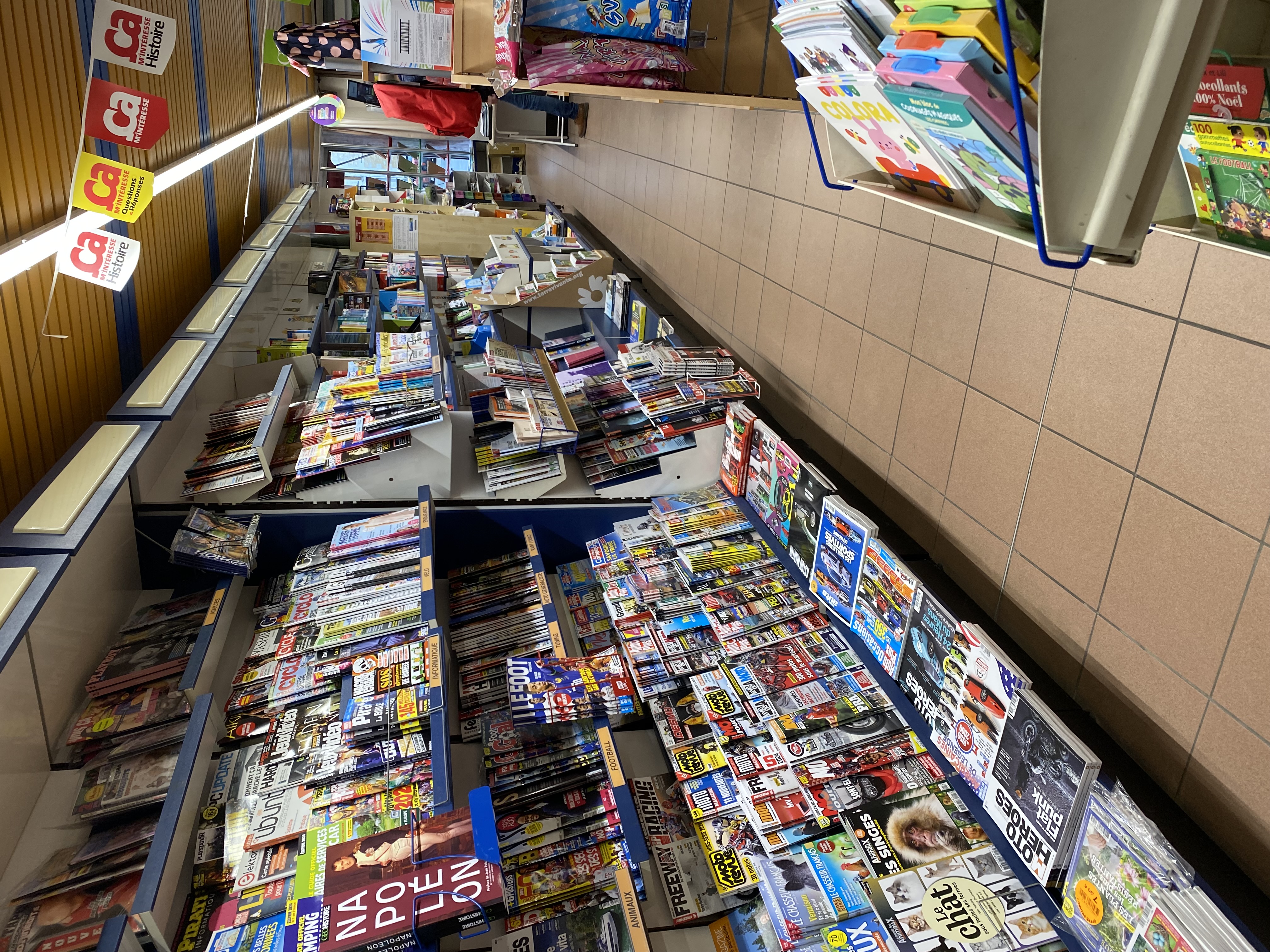 A VENDRE CAUSE RETRAITE

Presse-Librairie-Papeterie-Loto-Loterie-Cadeaux-Carterie-Relais colis

Magasin d'angle idéalement situé au cœur d'une ville de 7500 Habitants à 5 minutes des bords de Loire entre Angers et Saumur.

A proximité vous trouvez tout commerces (Ecoles, Collège, Cinéma, Musée, Piscine couverte, nombreuses associations sportives et culturelles etc....

Surface commerciale :  100 m2 + bureau+réserve
Loyer commercial :  895 €

Surface appartement a l'étage : 100 m2
Loyer    : 453 €

C.A  constant (possibilité de développer la Librairie)

N' hésiter pas a nous contacter pour de plus amples renseignements