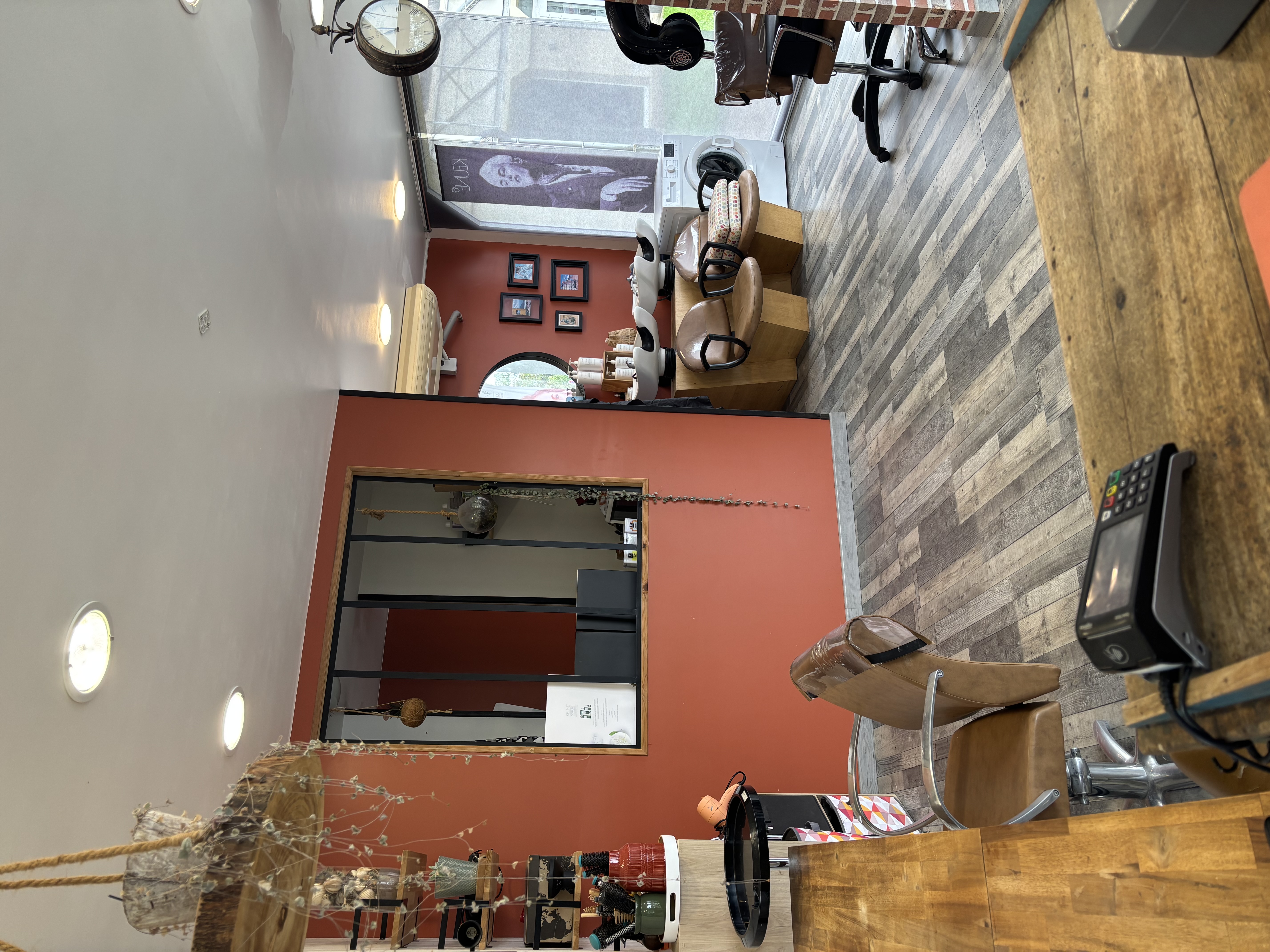 alon!!!!!!

Vous rêvez de reprendre un salon de coiffure MIXTE clé en main dans un environnement attractif ?
Opportunité à saisir !
Nous vous proposons la vente d’un fond de commerce de salon de coiffure, situé en plein cœur d’une commune dynamique, bénéficiant d’une forte visibilité et entourée de nombreux commerces de proximité (boulangerie, supérette, boucherie, pharmacie, écoles, restaurants...).

🔹 Caractéristiques principales :
Prix de vente : 30 000 €
Superficie : 40m2
Configuration: 
-3 postes de coiffure (possibilité 4)
-2 bacs à shampooing 
-1 réserve 
-1 toilette 
-1 coin attente

Emplacement stratégique avec un flux régulier de clientèle
Salon entièrement équipé, prêt à travailler immédiatement.
Décoration moderne!
Bonne clientèle fidèle et potentiel de développement
Local en bon état, très lumineux, avec de nombreuses vitrines.
Le salon est situé sur une place passante entourée de commerce, avec un très grand parking juste devant .

*Petit loyer 413€

🔹 Idéal pour coiffeur(se) souhaitant se lancer ou développer son activité !
Accompagnement possible lors de la reprise.
📞 Pour plus d’informations ou organiser une visite, n’hésitez pas à me contacter.