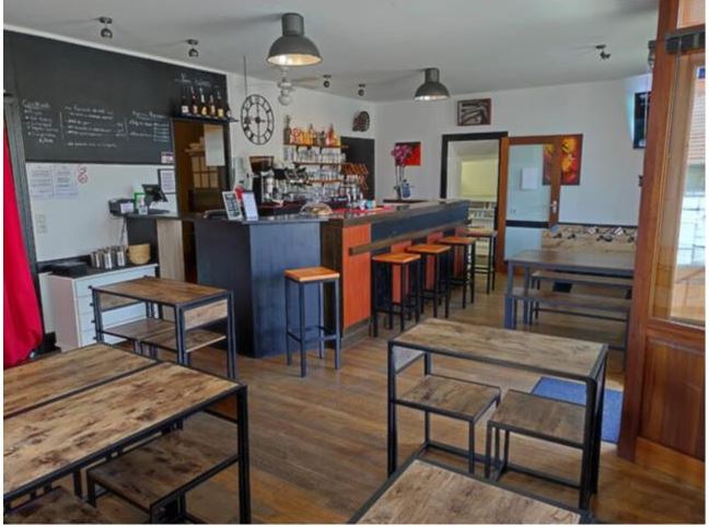 La commune de Monétay sur Allier recherche un repreneur pour développer l’activité de son multiple rural. Bâtiment situé au cœur du bourg appartenant à la commune, entièrement restauré en 2022 pour la partie commerciale.

2 niveaux : rez-de-chaussée avec locaux commerciaux et une partie du logement - 1er étage entièrement dédié à l’habitat. Habitation sur les deux niveaux représentant une superficie totale de 107,60 m². Locaux commerciaux comprenant : une entrée 4,70 m² (accessibilité des personnes à mobilité réduite), un office 9,70 m², un bar 41 m², WC, une pièce servant d’épicerie 36,6 m² (Pack air/eau). Équipement actuel du bar : un comptoir avec éléments réfrigérés ; tables et chaises nécessaires à l’activité. Équipement épicerie : étagères destinées au stockage, 1 vitrine réfrigérée, une caisse enregistreuse… Commune propriétaire des murs, de la licence IV et des équipements décrits ci-dessus. 

Activités souhaitées : Restauration - Bar - Épicerie avec des produits de dépannage et des produits frais - Dépôt de pain - Presse régionale. Possibilité d’enrichir avec Française des Jeux, etc. afin d’augmenter le volume d’affaires de l’établissement. Amplitude horaire le plus large possible à partir de 7h30, avec une fermeture possible en début d’après-midi. Fermeture hebdomadaire à définir. Profil recherché : sens du commerce, qualités de gestionnaire et volonté de participer à l’animation de la Commune.

 Prévoir un investissement minimum à évaluer pour le démarrage de l’activité, l’achat de petits matériels, la trésorerie, le besoin en fonds de roulement. 

Proposé en gérance libre. Adressez votre candidature à l’Agence d’attractivité du Bourbonnais. Date de fin de réception des candidatures le 15/12/2023. 

Montant du loyer /mois hors charges (chauffage et ordures ménagères) 300.00 €