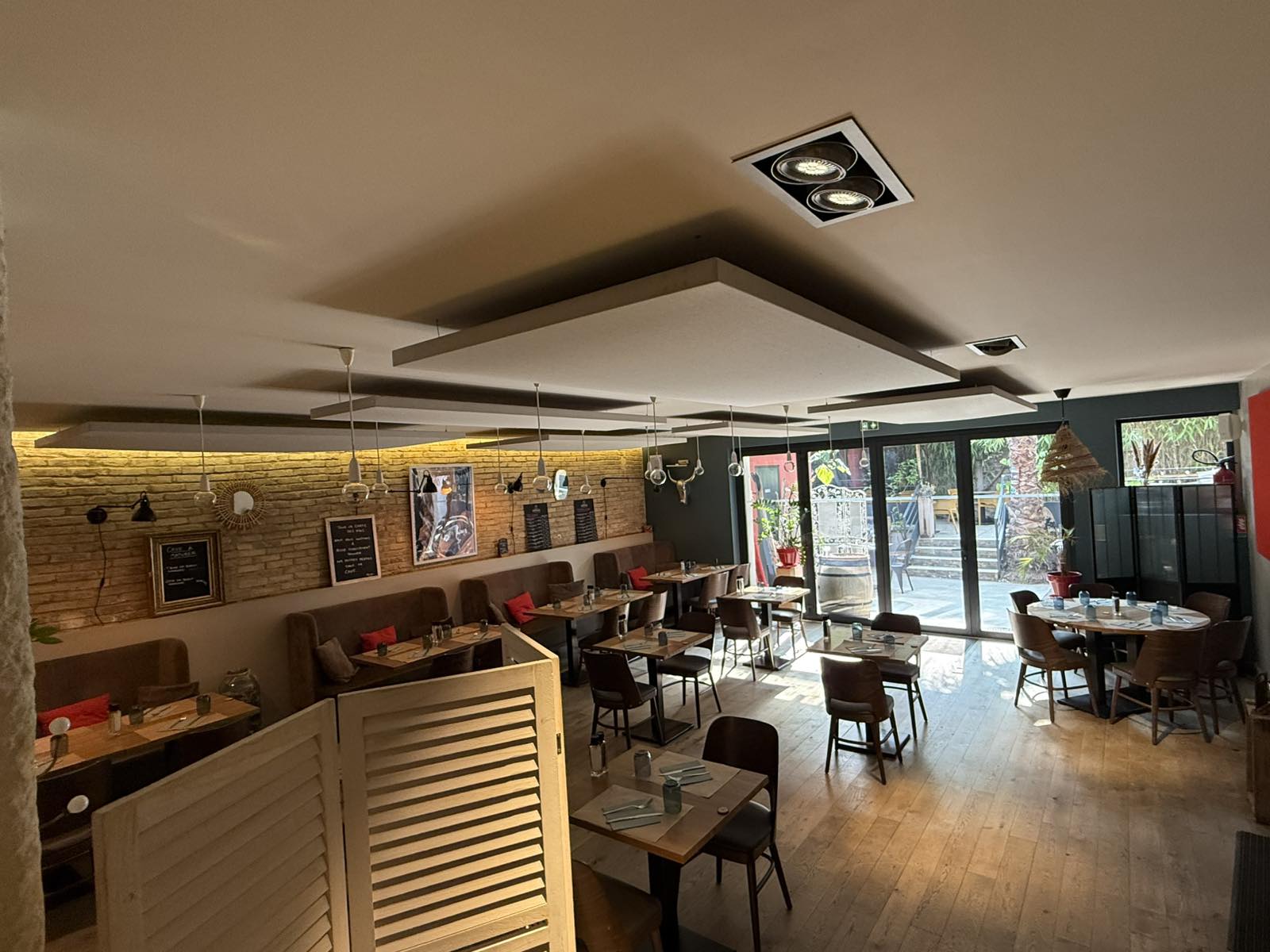 *À CÉDER pour projet perso - Restaurant Traditionnel PONT-ST-ESPRIT 30*

Emplacement premium : centre-ville, face au marché du samedi + parking gratuit.

*Situation actuelle* : Service midi uniquement 5j/7. CA 2025 : 165K€ sur 10 mois.
Aucun salarié à reprendre.

*FORT POTENTIEL À DÉVELOPPER :*
1.  Ouverture soir/week-end/évènementiel
2.  Bar + Cave à vins + Epicerie fine / produits locaux
Objectif atteignable : 250K€ à 300K€ de CA

*Le local* : 250m² + ∼100m² réserve. 60 int + 35 terrasse privée.
Bar, salon, cave à vins existante, cuisine pro équipée valeur 50K€.

*Points clés* : Licence IV incluse. Loyer 1500€HT/mois.
Prix : 120K€ à débattre
Visites sur RDV uniquement