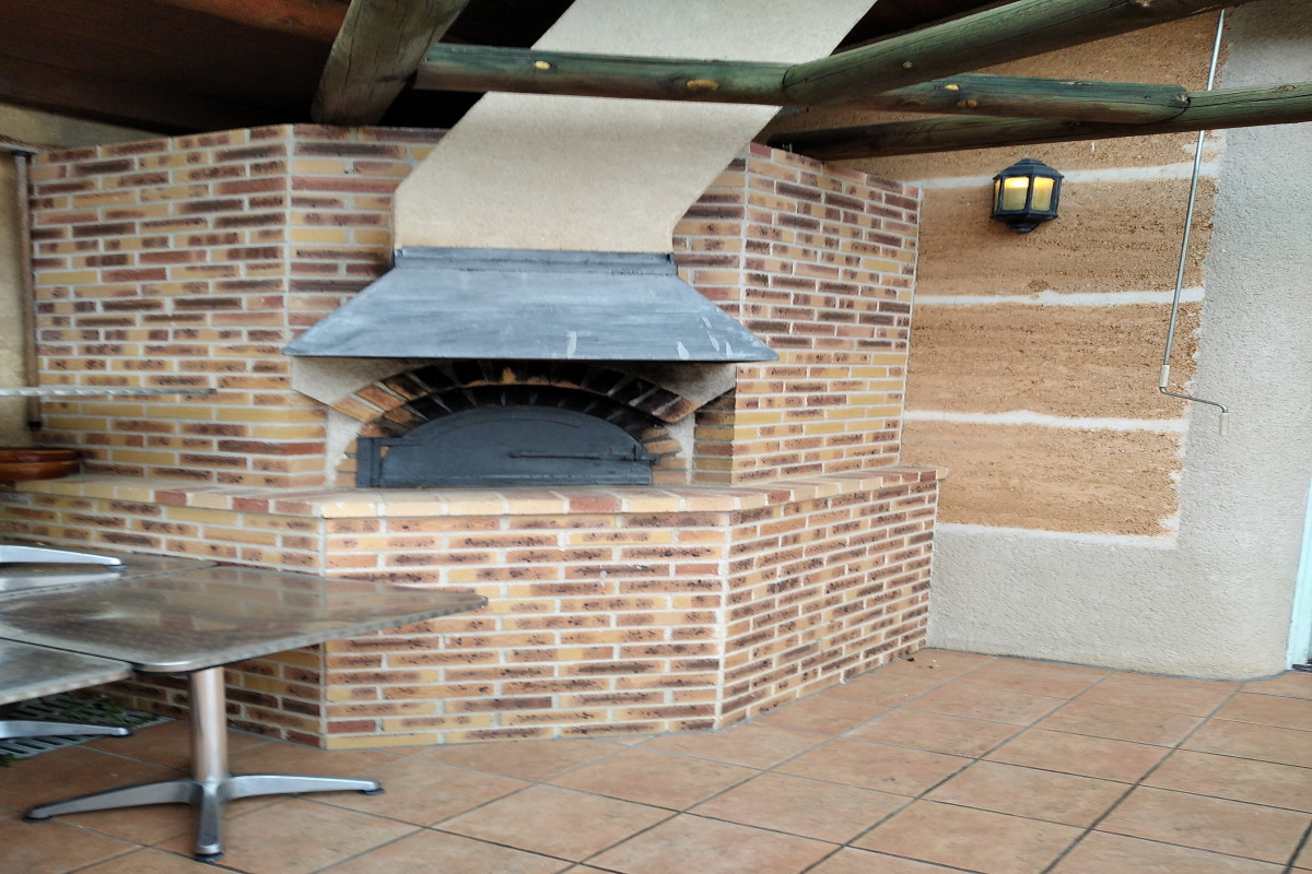 A vendre cause retraite fonds de commerce restaurant traiteur dans un petit village du puy de dôme
Située à 30 minutes de Clermont- Ferrand et 20 minutes de Thiers
Affaire tenue par les gérants pas de personnel à reprendre
Auberge comprenant 3 salles / 2 salles de 18 couverts chacune (pouvant servir de salle de réunion)
La dernière de 60 couverts et une terrasse de 15 couverts.
Clientèle locale et touristique
Le loyer mensuel est de 666.00?
Possède une licence 4
Affaire aux normes aucun travaux à prévoir