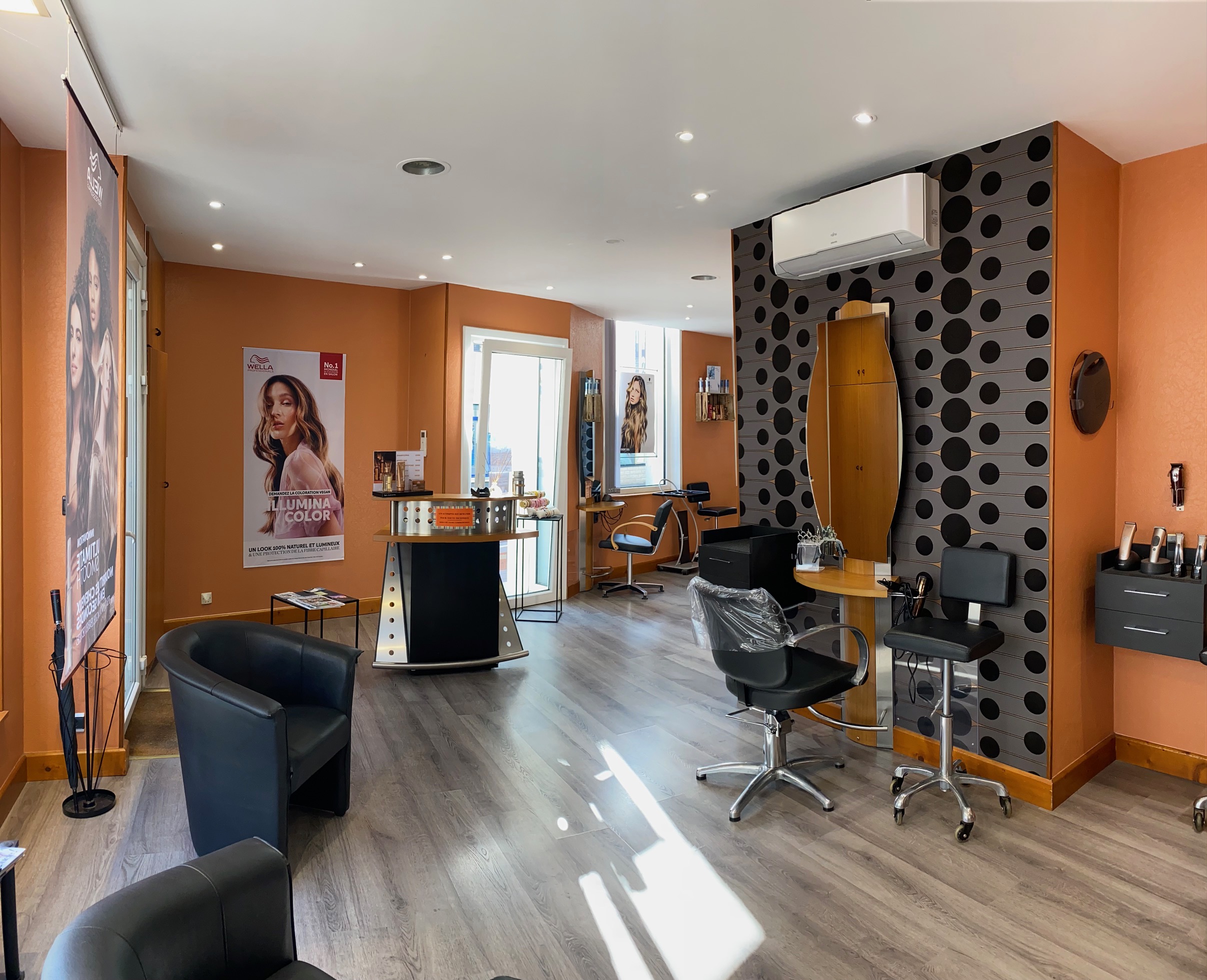 Fonds de commerce d'un salon de coiffure mixte situé en centre ville, bénéficiant d'un bel emplacement et d'une très bonne visibilité.

A vendre (pour cause de départ à la retraite) avec le matériel et le stock en cours.
Idéal pour une installation immédiate.
Clientèle fidèle et régulière.

Convivial, lumineux et climatisé, le salon d'une superficie totale de 64 m2 est parfaitement agencé (6 postes de coiffage, 3 bacs à shampoing, labo, petite cuisine, WC).
Equipe professionnelle en place : la propriétaire et 2 coiffeuses (en CDI de 24 h).

Loyer mensuel : 649,19 €

Pour plus d'informations, merci de me contacter en message privé.