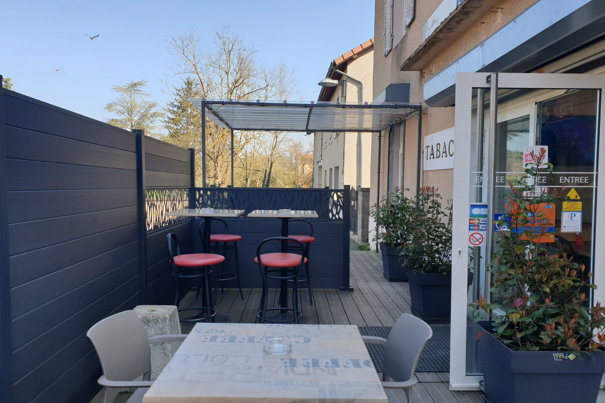 vend commerce bar tabac presse avec jeux fdj et amigo dans la Saône et Loire. 
Le commerce se compose de 2 salles,  1 cuisine équipée, 1 terrasse de 30 m2 donnant sur la place du village. 
Un appartement est situé au dessus de 120 m2 avec 3 chambres .
Équipé alarme , vidéo surveillance .
Bon CA , commerce tenu depuis 10 ans , possibilité de développer la restauration. 
Fermé le mercredi toute la journée et le samedi er dimanche après-midi. 
4 semaines de congés par an
Apport personnel indispensable.