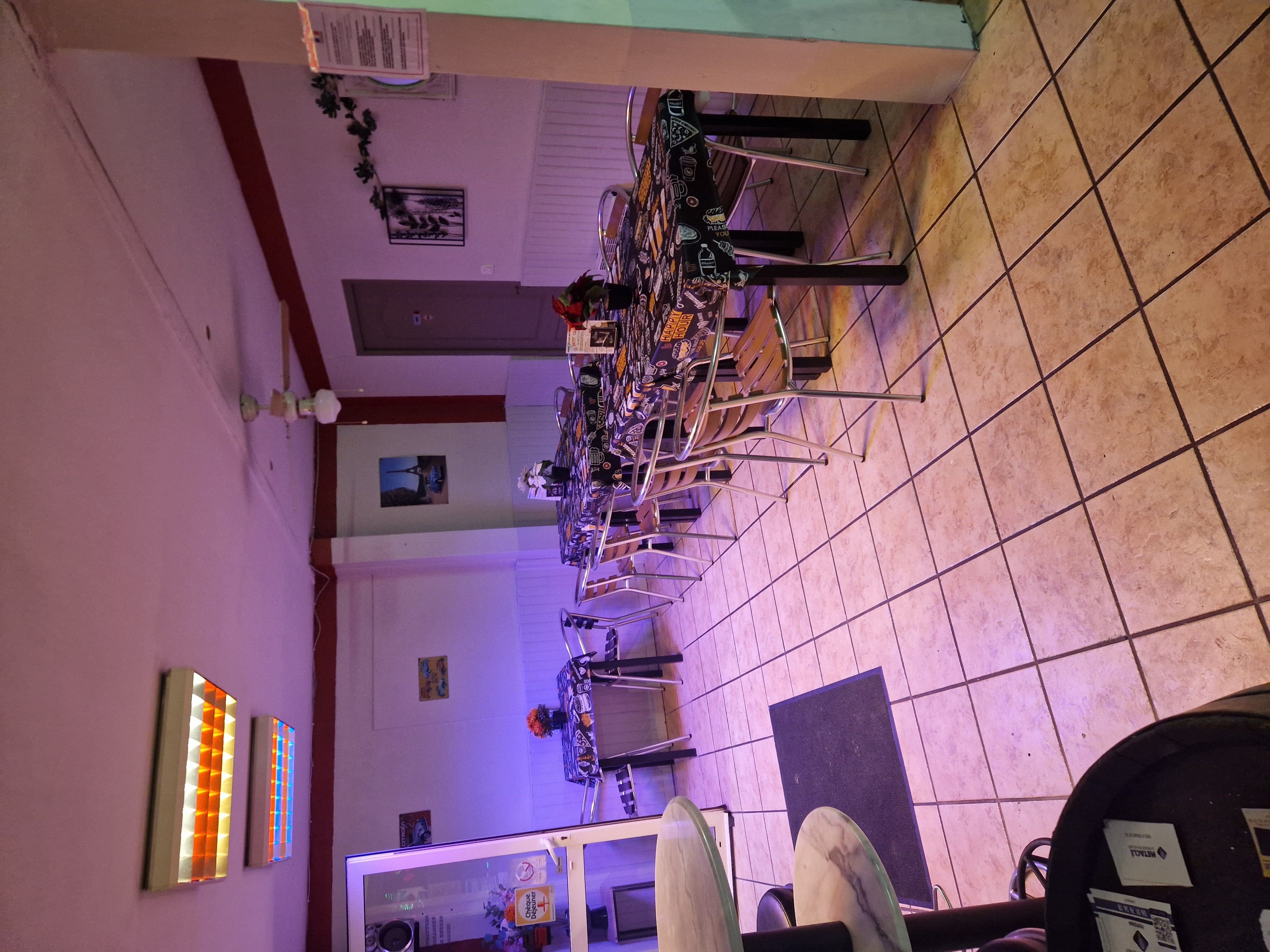 Cause retraite je vend mon fond de commerce dans les Pyrénées orientale de type restauration rapide pizzeria snack kebab créer en 2010 bien équipé. Ce bien ce situe au cœur du village face à la mairie, école, église. Parking,  licence 3, 30 places assises,  livraison sur huit villages alentours. Il y'a une pièce de repos ou de stockage de 40 m2 avec SDB,  WC , évier cuisine,  ouvert à l'année le soir , possibilité d'augmenter le c.a en ouvrant le midi. A 1/4 heure des plages et une demi heure de l'Espagne Perthus. Bail 3/6/9 renouvelables. Loyers 910 euros. Prix de vente à débattre. Possibilité d'acheter les murs commerciaux séparément.