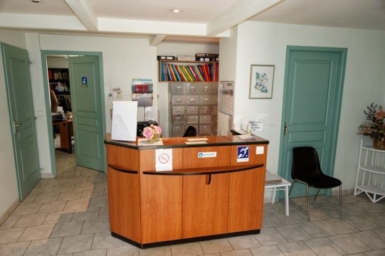 Chaunay (Nouvelle Aquitaine) 
recherche pour son centre médical,
deux médecins généralistes.

Votre futur environnement : 
Le bourg de Chaunay est situé sur la N10 (axe Paris – Bordeaux), entre Poitiers (25 min) et Angoulême (40 min). Bordeaux est à 2h et La Rochelle à 1h30.
C’est une commune rurale dynamique de 1232 habitants qui possède tous les commerces et services nécessaires à assurer une bonne qualité de vie à ses concitoyens. Vous y trouverez notamment un accueil périscolaire, des écoles (maternelles et primaires), un bureau de poste, une supérette, un bar tabac presse, un hôtel restaurant, un salon de coiffure, 2 stations-services (en cours de finalisation), un garage automobile … et 3 établissements médico-sociaux (1 EHPAD, 1 résidence autonomie et 1 foyer de vie pour personnes en situation de handicap).
Il dispose également d’un tissu associatif conséquent et actif, qui permet à chacun de s’investir selon ses envies dans la vie communautaire.

Votre futur univers professionnel : 
Vous exercerez dans un centre médical de 170 m2, doté de deux bureaux et salles d’examen, de deux salles d’attente et d’un espace accueil, secrétariat. Les matériels (PC, logiciel HELLODOC en réseau, un ECG récent, un Sensory baby test …) sont cédés gratuitement par les médecins  actuels. 
Cette configuration peut permettre différentes organisations selon vos souhaits : Un seul MG avec assistant(e) médical(e), ou deux MG avec temps choisi ou activité mixte.
Un logement de type 3 de 75m2 situé à l’étage et disposant d’une entrée séparée complète cet ensemble architectural.

La patientèle (environ 1500 patients) offre une activité variée, allant du nourrisson jusqu’au grand âge. 
Vous rejoindrez également une équipe paramédicale jeune et dynamique déjà présente  et à proximité immédiate : 2 Infirmières libérales, un cabinet de 3 kinésithérapeutes, ainsi qu’une pharmacienne, récemment installée.

Vos avantages et opportunités :
-	Pas de rachat de la patientèle
-	Les locaux seront mis à votre disposition par la municipalité pour l’euro symbolique,  pour une période de deux ans minimum.
-	Contact possible avec les deux praticiens, (catherinelionel.martin@orange.fr)
-	Possibilité de remplacements préalables avant décision et accompagnement à l’installation.

Sachez enfin que la commune est classée en ZRR (Zone de Revitalisation Rurale), ce qui permet une exonération fiscale totale durant 5 ans, puis partielle de la 6ème à la 8ème année, ainsi que des aides importantes.