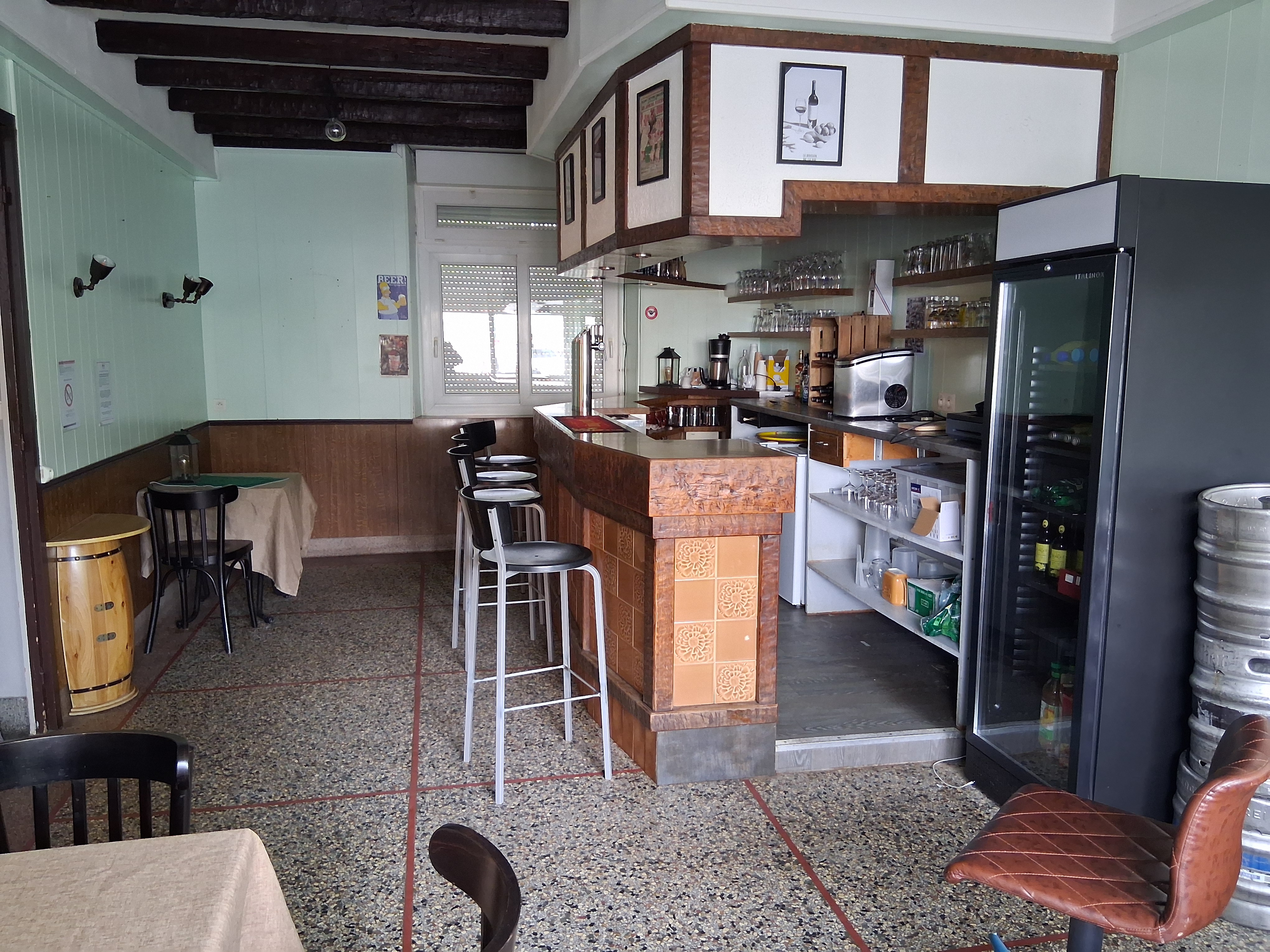 URGENT : La commune de Larodde (63) cherche un cuisinier pour gérer et tenir son auberge, bar, restaurant.
Logement sur place. 

Café restaurant : Le local comprend au rez-de-chaussée : une entrée, une salle de bar, une salle de restauration, une cuisine équipée, un wc, une cave.
A l’arrière-boutique : une chaufferie, la plonge, une cave, un garage-dépôt.

Logement de(s) exploitant(s) : La commune loue l’appartement situé au 1er étage aux gérants. Il est composé d’un accès par escalier, un couloir de 6.70 m², un séjour de 12 m², 2 chambre de 12 m², un salon, une cuisine, une salle de bain de 6.70 m² comprenant douche et lavabo, un WC de 2.50 m².

Présentation de la commune : La commune de Larodde est située sur le canton « Le Sancy », dans l’arrondissement d’Issoire. Elle s’étend sur une superficie de 23.04 km² pour 301 habitants.
La commune compte plusieurs associations : Comité des fêtes, Association de danse, Athlétisme club Artense, Sancy Artense Foot, Association Loisirs et Partage, Société de pêche, société de chasse, société de tir, association des parents d’élèves, Sancy Artense pétanque..
Durant la période estivale, la population se développe du fait d’une clientèle touristique fréquentant le barrage de Bort les Orgues. Il en va de même lors des week-ends et des périodes de vacances avec une occupation importante des résidences secondaires.
Durant la période hivernale, c’est les stations de ski qui attirent la clientèle (La Tour d’Auvergne et Chastreix Sancy situés dans un rayon de 20 kms, Besse, Super Besse, La Bourboule, Le Mont-Dore). Près de 23 gîtes/meublés sont loués à chaque période de vacances scolaires.