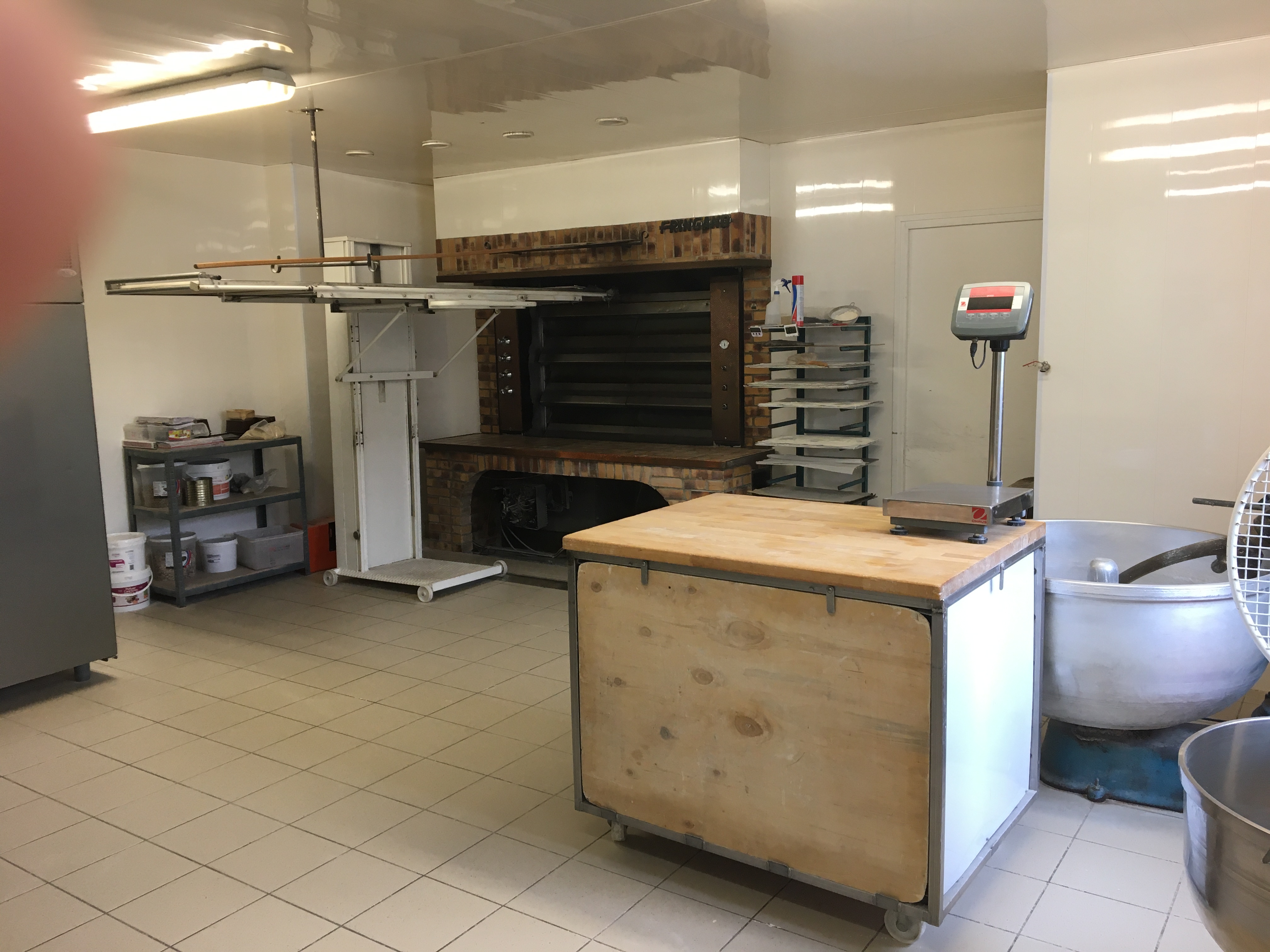 Boulangerie pâtisserie artisanale situé à Pédernec (20min de la côte de granit rose), sans concurrence sur une commune de 2000 habitants.
Offre traiteur en développement.
Affaire tenue depuis 8 ans par un couple (boulanger + vendeuse) + une vendeuse à mi temps et un boulanger pâtissier.
Fermeture dimanche et lundi.
Surface laboratoire de 100m2 + magasin.
Locaux propres et matériel toujours bien entretenu.
Loyer attractif de 600€/mois.
Chiffre d’affaire de 309 000€.