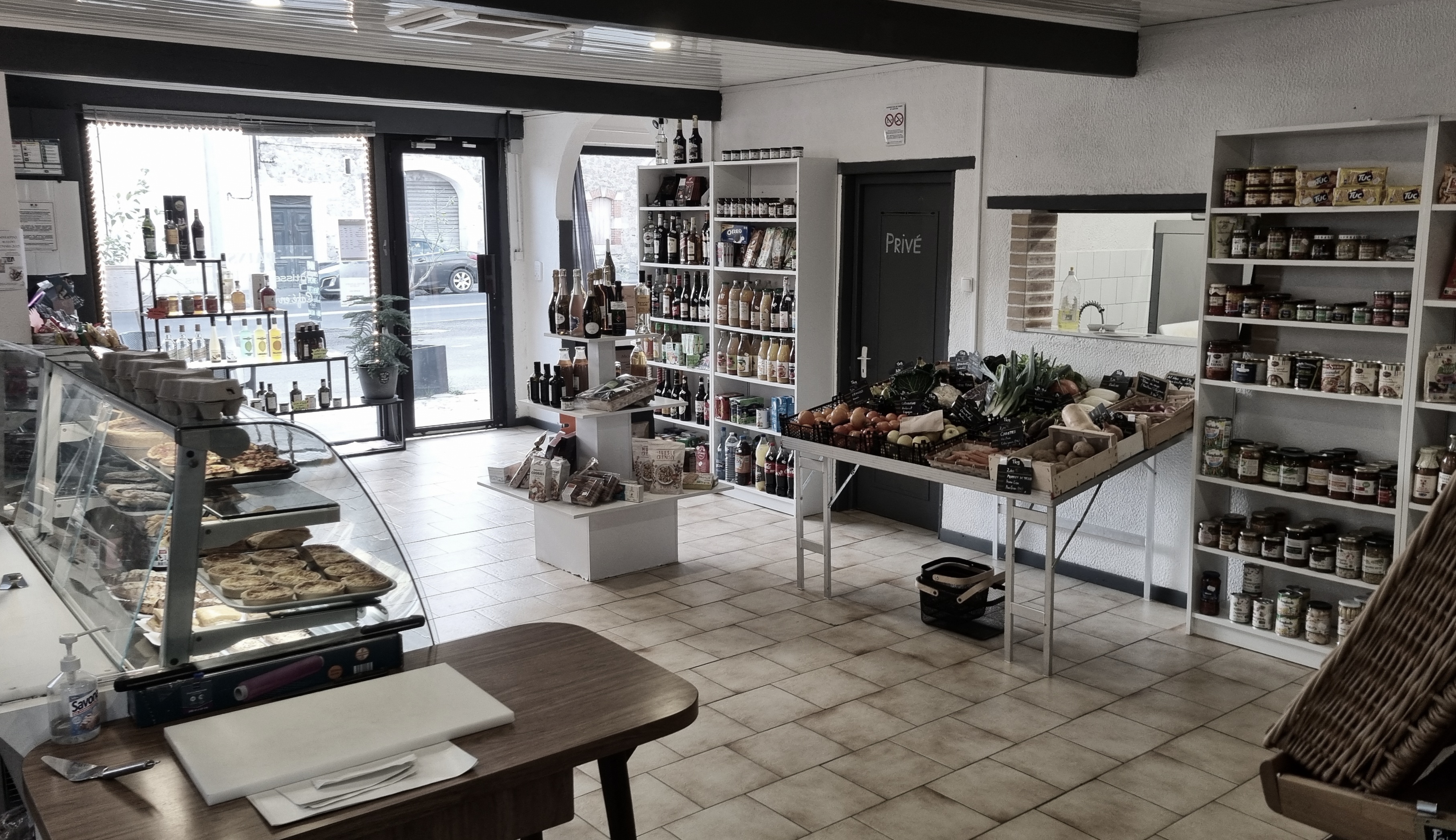 Situé sur un axe passant au centre d’un village à proximité de Pézenas, ce commerce de proximité offre une bonne visibilité, une clientèle fidèle à l'année, et un outil de travail rentable immédiatement, évolutif suivant vos projets. 

Chiffre d'affaires annuel (2025): 290 k€ HT
EBE (salaires des gérants déduits): 37 k€
Bail 3/6/9 toutes activités, avec loyer abordable (840 € mensuels).
Surface : espace de vente 60 à 80 m2 suivant agencement - Laboratoire et cuisson 25 m2 - Stockage frais 10m2 et Réserve 60 m2.
Terrasse et parking devant le magasin.
Licences 3 et Grande restauration
Pas de salarié à reprendre.

Commerce entièrement équipé : Piano 4 feux - Four à pain, Four à pizza/cuisson - 2 armoires négatives - 3 armoires positives - 4 congélateurs bahut - lave-vaisselle – 
Pour l’espace de vente : vitrine basse réfrigérée (neuve), vitrine non réfrigérée, 2 vitrines hautes réfrigérées (2024 et 2025) – Présentoirs et Casiers à vins 
Climatisation dans l'espace de vente.

Activité actuelle : Vente de pain, viennoiseries et pâtisseries, Snack et Plats à emporter, Fruits & légumes, épicerie et vins régionaux. 
Ce commerce de proximité est apprécié des clients locaux et des touristes, pour son offre diversifiée et ses produits de qualité. 
L’affaire est déjà opérationnelle et rentable dans sa configuration actuelle, mais il reste des opportunités de développement en Snacking, Bar à vins ou Restauration du midi. 

Dossier complet, photos détaillées et visite après un premier échange téléphonique