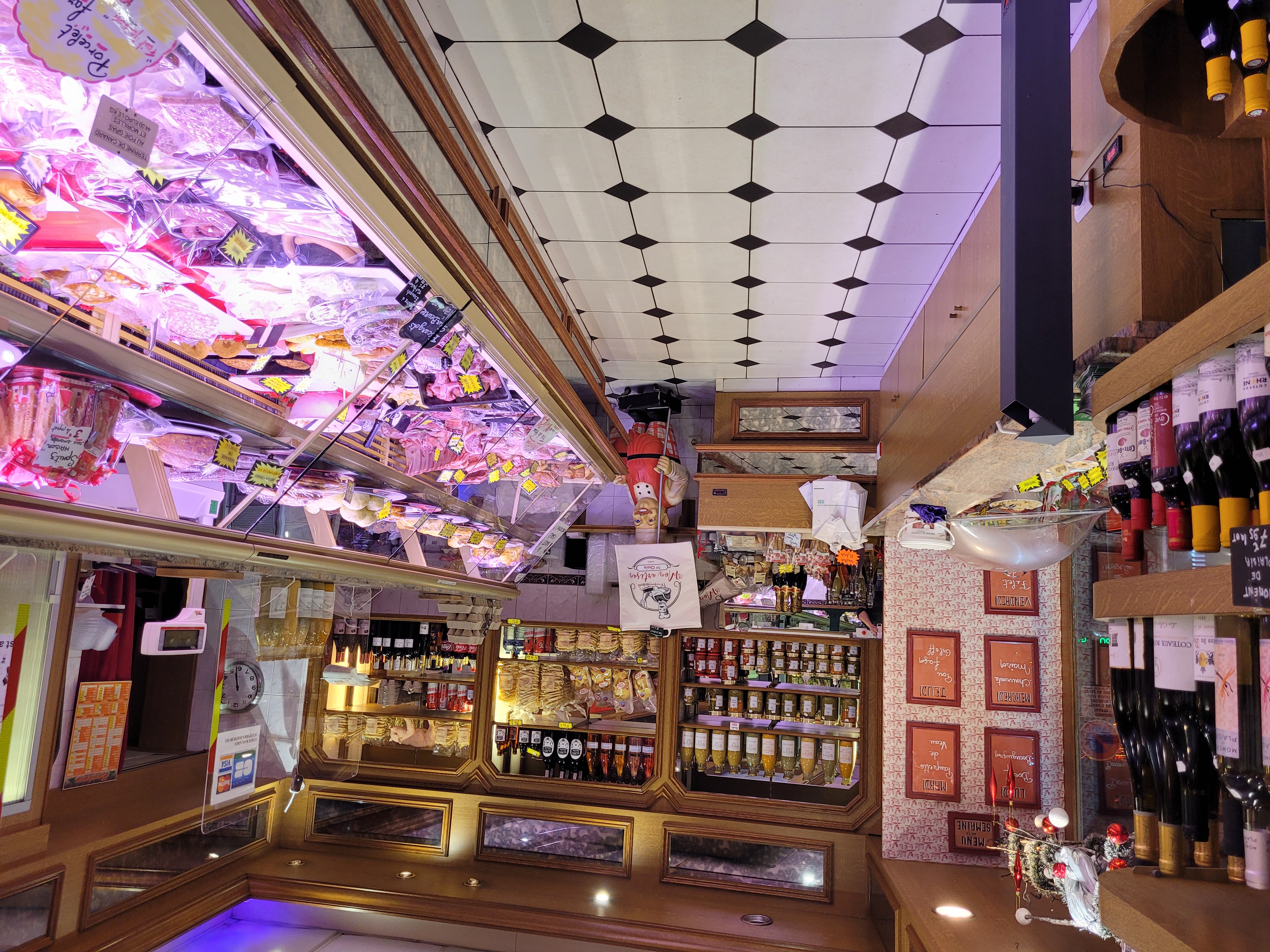 Cause retraite cède fond de commerce de boucherie charcuterie traiteur (existant depuis pres de  100ans) localisé au sein d'un quartier commerçant de Metz bénéficie d'une bonne visibilité, facilité de stationnement -Superficie de 200m² avec un laboratoire totalement équipé,un point de vente de 25 m²Materiel entretenu tous les ans:3 chambres froides,1 rôtisserie neuve, 1 piano, sauteuse, chaudière,poussoir, hachoir,cutter, cellule de refroidissement,four, machine sous vide, balance laminoir etc
