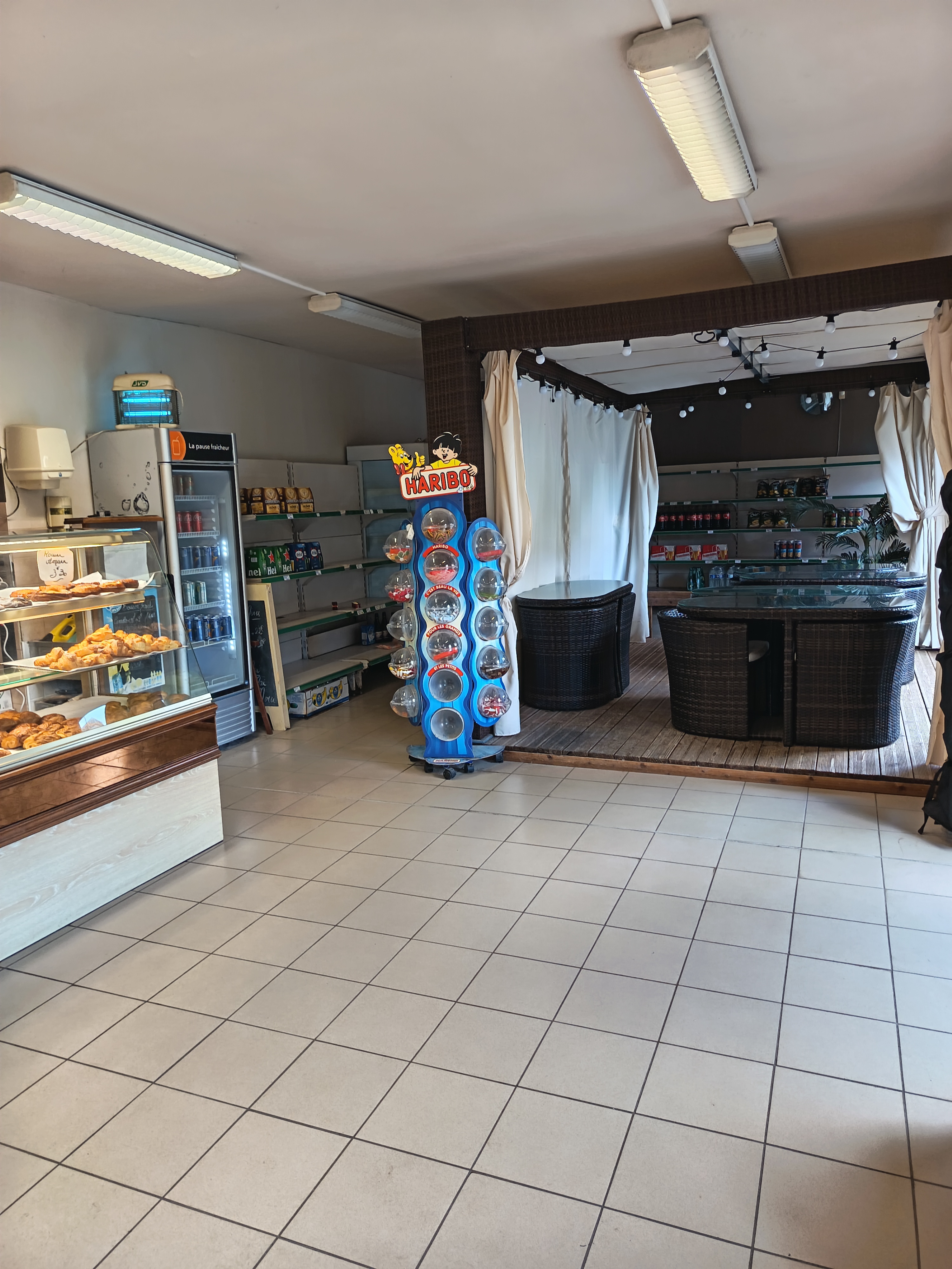 🥖 À vendre : Boulangerie-Pâtisserie avec grand logement

Située au cœur d’une petite cité de caractère dynamique, en plein centre ville avec place parking juste devant , cette belle boulangerie-pâtisserie est idéale pour un jeune couple souhaitant s’installer et développer une activité pérenne proche de la mer.

Atouts principaux :

👩‍🍳 Grand laboratoire parfaitement équipé, avec matériel récent :

Four de moins de 5 ans

Chambre à baguette et façonneuse récentes (moins de 5 ans)


🏠 Grand logement de fonction comprenant 5 chambres

🌳 Grand jardin à l’arrière

🍰 Côté boutique : grande surface de vente avec possibilité d’aménagement en salon de thé ou autre activité complémentaire

🏫 Environnement agréable : collège et écoles à proximité

💰 Chiffre d’affaires : supérieur à 200 000 €

📅 Fermeture hebdomadaire : le mercredi et le dimanche après-midi

🌴 5 semaines de congés annuels


Prix de vente : 138 000 €

Une belle affaire à saisir, idéale pour une installation familiale dans un cadre de vie agréable, au sein d’un village accueillant.

Pour de plus amples renseignements, contacter moi