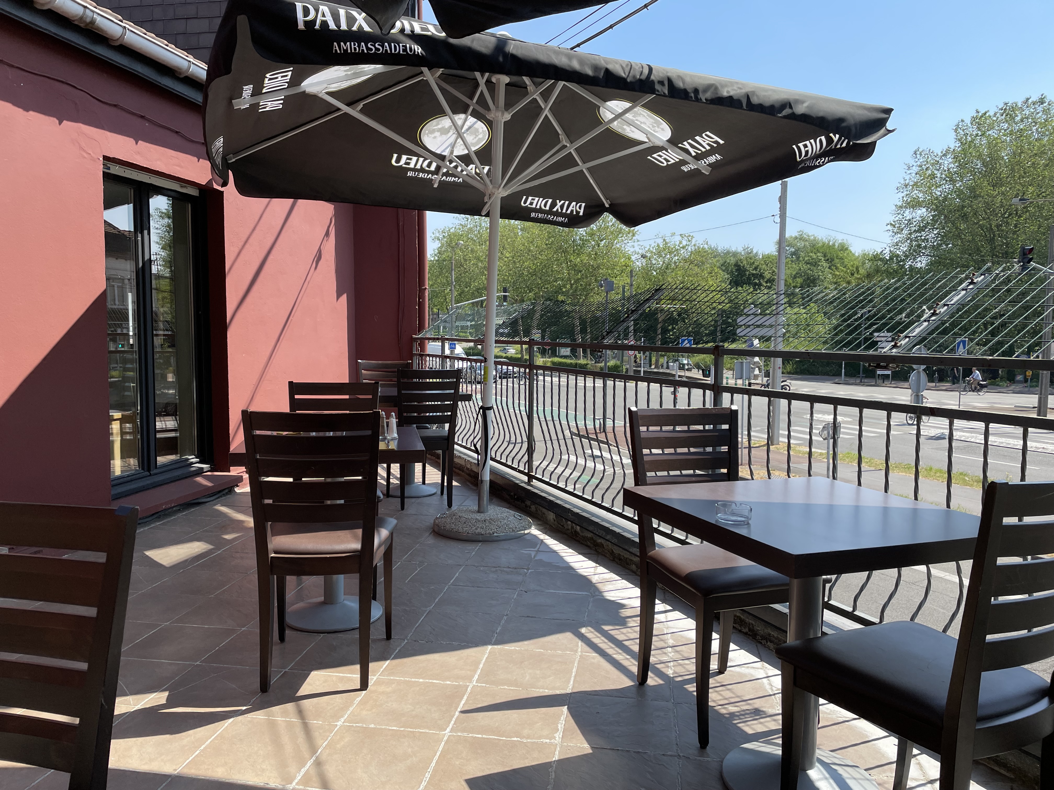 Vend Restaurant 95 places + 25 en terrasse situé sur boulevard. 
Refait à neuf et entièrement aux normes. 
Bien équipé.