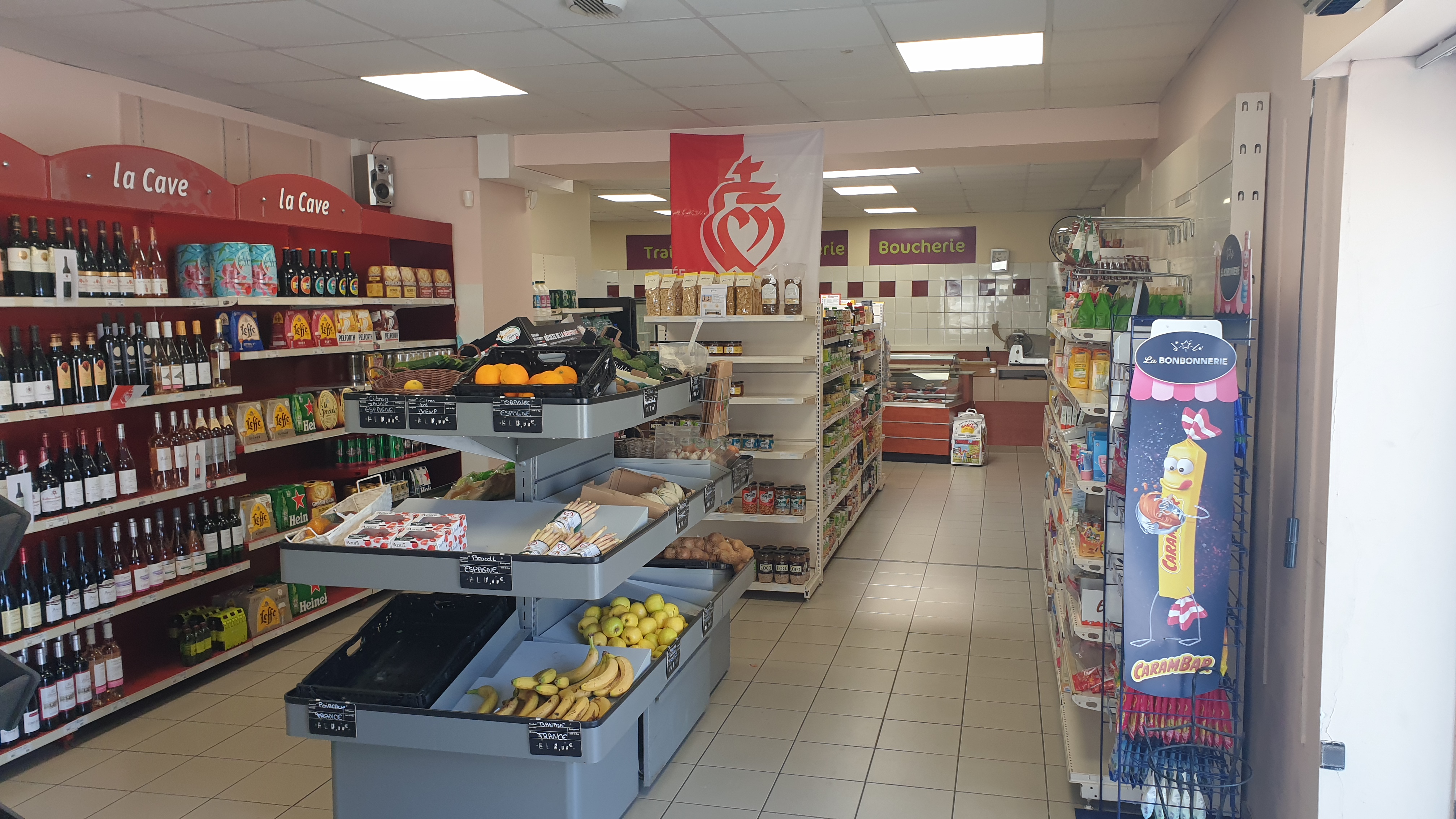 VENTE DE FONDS DE COMMERCE Superette, charcuterie, boucherie et traiteur.

Vous rêvez de devenir entrepreneur dans un cadre agréable ? Ne manquez pas cette opportunité unique d'acquérir une superette en Vendée !

Superette de 100 m² environ d'espace de vente et 80 m² environ de réserve, d'un laboratoire, d'un bureau et d'un vestiaire.
Idéalement situé en centre-ville du village de Triaize, axe stratégique et principal en
direction des plages vendéennes ainsi que du marais poitevin.

Les atouts du commerce :
- Superficie optimisée pour un agencement fonctionnel de l'espace de vente.
- Le commerce dispose également d'une réserve et d’un laboratoire avec des chambres froides.
- Activités complémentaires incluses : Vente de gaz - Vente de pain - Large gamme de produits alimentaires, boissons, produits locaux, articles de premières nécessités.
- Local en excellent état et prêt à fonctionner immédiatement.
- Beau potentiel de développement avec une clientèle fidèle et variée.
- Parking devant le magasin.
- Pas de concurrence immédiate.

Bail commercial 3/6/9 ans en cours, offrant une stabilité pour développer votre activité. Chiffre d'affaires en constante évolution.
Bilans et documents sur demande.

Pour plus de renseignements et une découverte sur site contactez-moi.