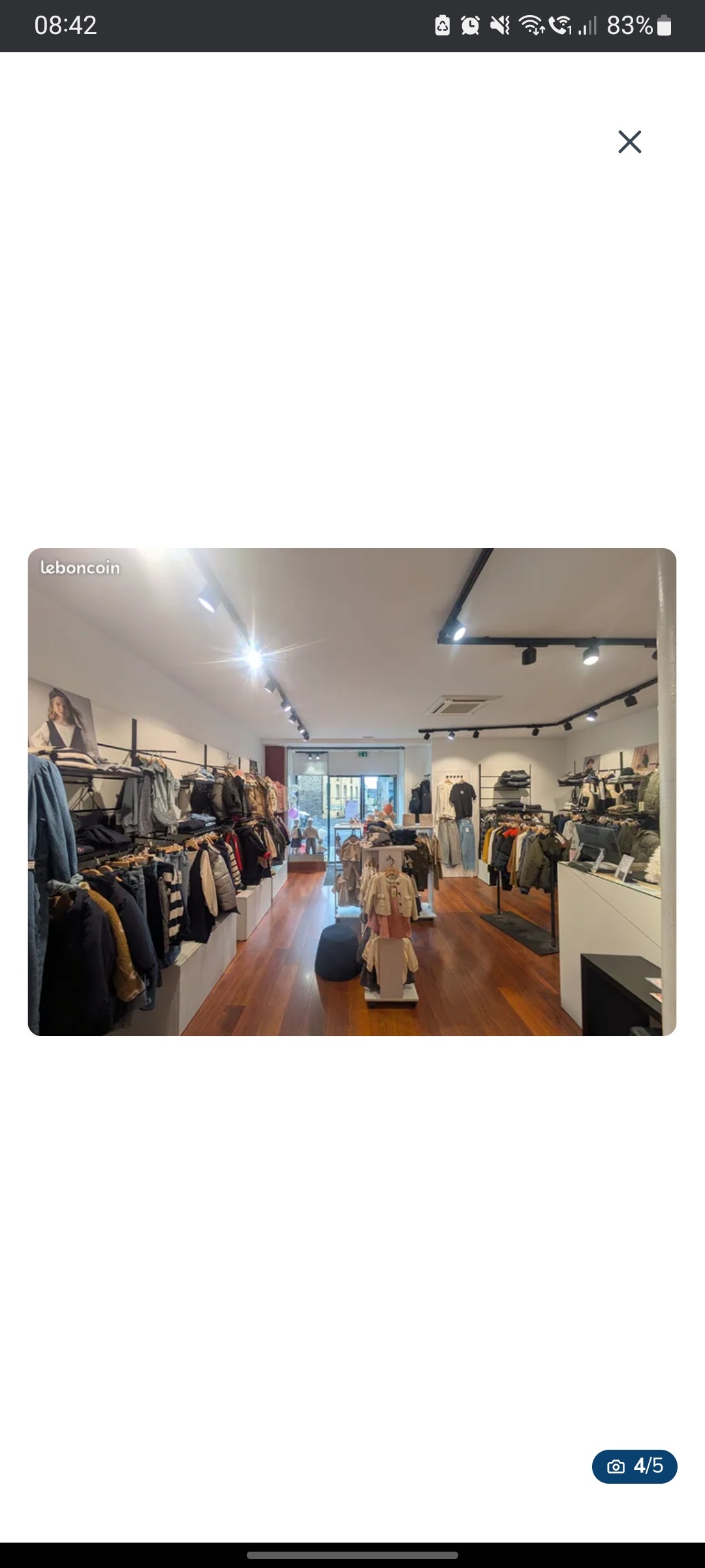 Local commercial 40 m² FOUGERES Situé en hyper-centre de Fougères, cette boutique d'environ 40 m² a été entièrement rénovée en 2023. Elle comprend, une surface de vente, réserve et WC. 2 rideaux métalliques devant vitrine et porte. Loyer mensuel de 750€ HT + 10€ de provision pour charges. Cession de Droit au Bail de 18300€ frais d'agence inclus Surface : 40 m² Non soumis au DPE Consommation énergie primaire : Non communiqué Consommation énergie finale : Non communiqué