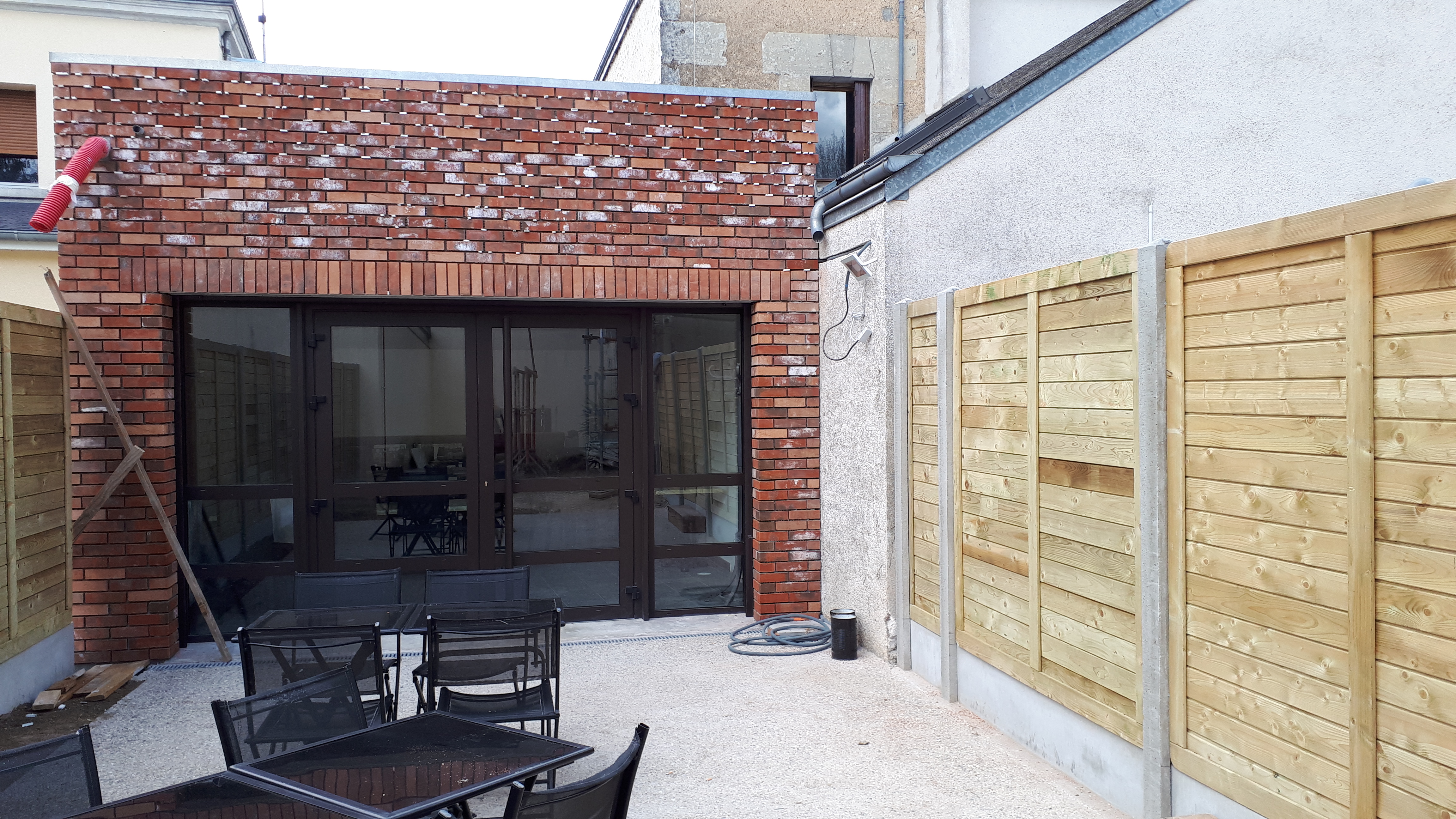 🍽️ À reprendre – Auberge-Restaurant au cœur d'un village dynamique
Vous rêvez de reprendre un établissement convivial à taille humaine ? Cette auberge-restaurant est une belle opportunité pour démarrer ou développer votre activité.
✅ Les atouts de l'établissement :
🍴 Salle de restaurant d'une capacité d'environ 60 couverts.
🌿 Deux terrasses extérieures, à l'avant et à l'arrière du restaurant.
🍕 Activité existante avec une ouverture du mercredi soir au dimanche midi.
🍔 Les vendredis et samedis soirs, une soirée pizzas et burgers (sur place ou à emporter) rencontrait un beau succès.
🔑 Cuisine et établissement immédiatement disponibles pour une reprise.
📍 Un emplacement au cœur de la vie du village :
🏡 Village d'environ 400 habitants.
🥖 Présence d'une boulangerie et d'une école primaire, générant une vie locale régulière.
🥩 Chaque jeudi soir, un camion de boucherie s'installe sur la place du village, juste en face de l'auberge, apportant un flux de visiteurs supplémentaire.
📈 Un fort potentiel de développement :
✨ Extension des jours d'ouverture.
🍽️ Restauration traditionnelle.
🎉 Événements et animations.
👷 Menus ouvriers.
🥡 Développement de l'activité à emporter.
📅 Disponible immédiatement.
Environ 15000€ pour le fonds de commerce, 1000€ licence IV et 15000€ de matériel
📞 Pour tout renseignement ou pour organiser une visite, n'hésitez pas à nous contacter