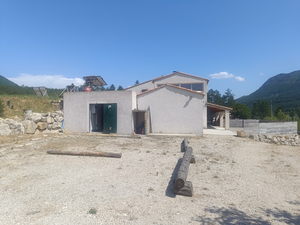 Vous rêvez de changer de vie ? Ce bien est fait pour vous !
Situé au cœur du berceau des Baronnies Provençales, dans un environnement naturel idyllique, ce commerce Alimentation - Bar - Snack vous offre une opportunité rare d’allier activité professionnelle et qualité de vie.
✨ Le lieu :
Jouxtant une aire naturelle à la ferme (non incluse dans la vente), le site est un point de passage incontournable des parapentistes et amateurs de nature. La saison estivale y est dynamique et l’hiver, plus doux, permet un rythme de vie équilibré.
🍽️ Le commerce :
D’une surface d’environ 100 m², incluant une arrière-boutique et une terrasse de 40 m² (non couverte), il est partiellement aménagé et comprend tout le matériel nécessaire à l’activité de restauration. Une belle base pour relancer une activité conviviale et attractive.
🏡 Le logement :
Sur place, vous disposez d’un espace d’habitation indépendant, idéal pour un couple ou une famille :
2 chambres de 12 m²
Salle d’eau + WC indépendant
Deux grandes pièces détente d’environ 35 m², dont une avec une vue imprenable à 280° sur le Fort des Baronnies
Équipements de confort modernes : géothermie, chauffe-eau solaire, centrale d’aspiration
📦 Un plus :
Un studio indépendant d’environ 45 m², à aménager, vous permettra de développer une activité de location saisonnière.
💶 Ce bien vous est proposé au prix de 430 000 €.
💡 Un cadre de vie et de travail unique, entre nature et convivialité, idéal pour un projet de reconversion ou une installation en couple dans une région ensoleillée et touristique.
📞 N’hésitez pas à me contacter pour de plus amples renseignements ou pour visiter le bien.