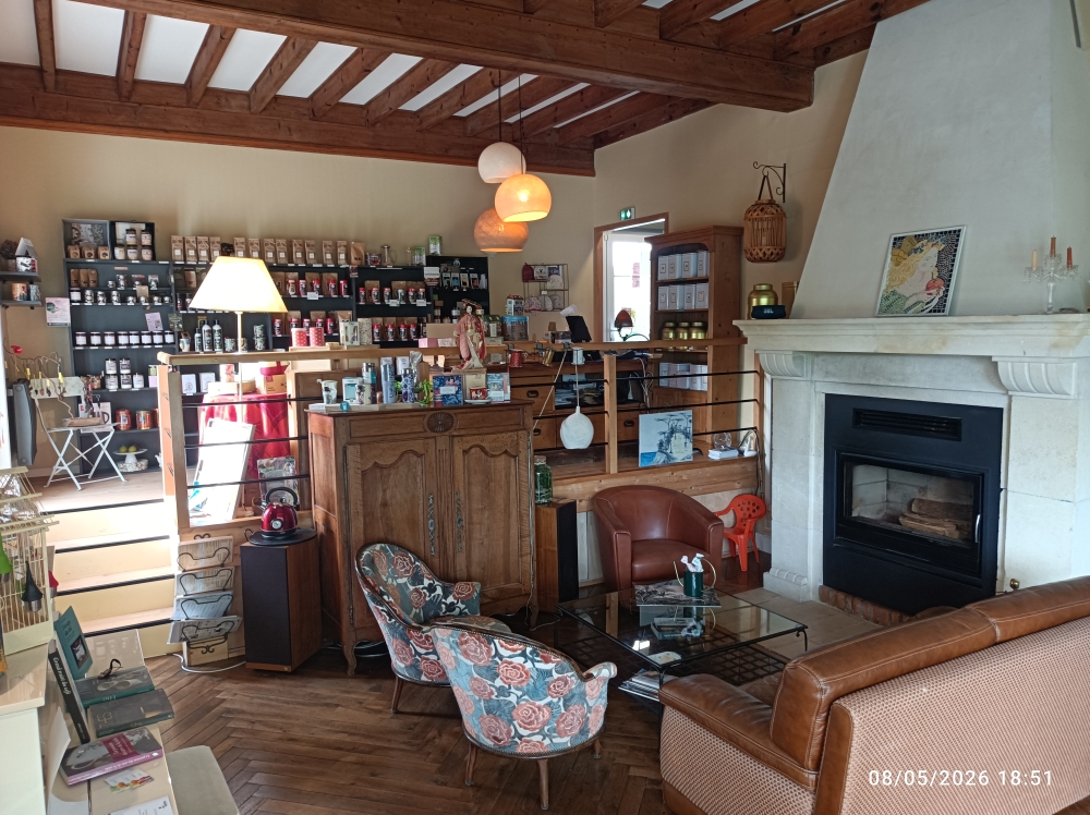 Situé au centre historique de Mareuil sur Lay, avec vue panoramique sur la rivière, l'église et les châteaux de Mareuil, le salon de thé est ouvert à l'année.  Nous proposons des ateliers créatifs,  des échanges à thèmes, des conversations en anglais, des cafés philo café /tricot et  d'autres d'autres choses qui font de ce lieu un lieu unique. Ainsi, les différentes générations se rencontrent, échangent et participent à la dynamique du village.
Ce lieu est aussi un lieu de résidence pour les artistes qui se succèdent tout au long de l'année. 
La chambre d'hôtes ainsi que l'épicerie fine viennent compléter le dispositif.
Le bâtiment de caractère entièrement rénové fait face à un restaurant étoilé, au cœur des fiefs du vignoble vendéen.
Sa situation sur une voie touristique est un réel atout.

Le logement attenant comprend quatre chambres spacieuses dont la chambre d'hôtes et deux salles d'eau avec chacune leur toilettes. L'entrée de la maison est distincte du salon de thé , grand garage.
Le prix comprend le fond de commerce.
Clientèle fidèle et variée, commerce et maison clé en main!