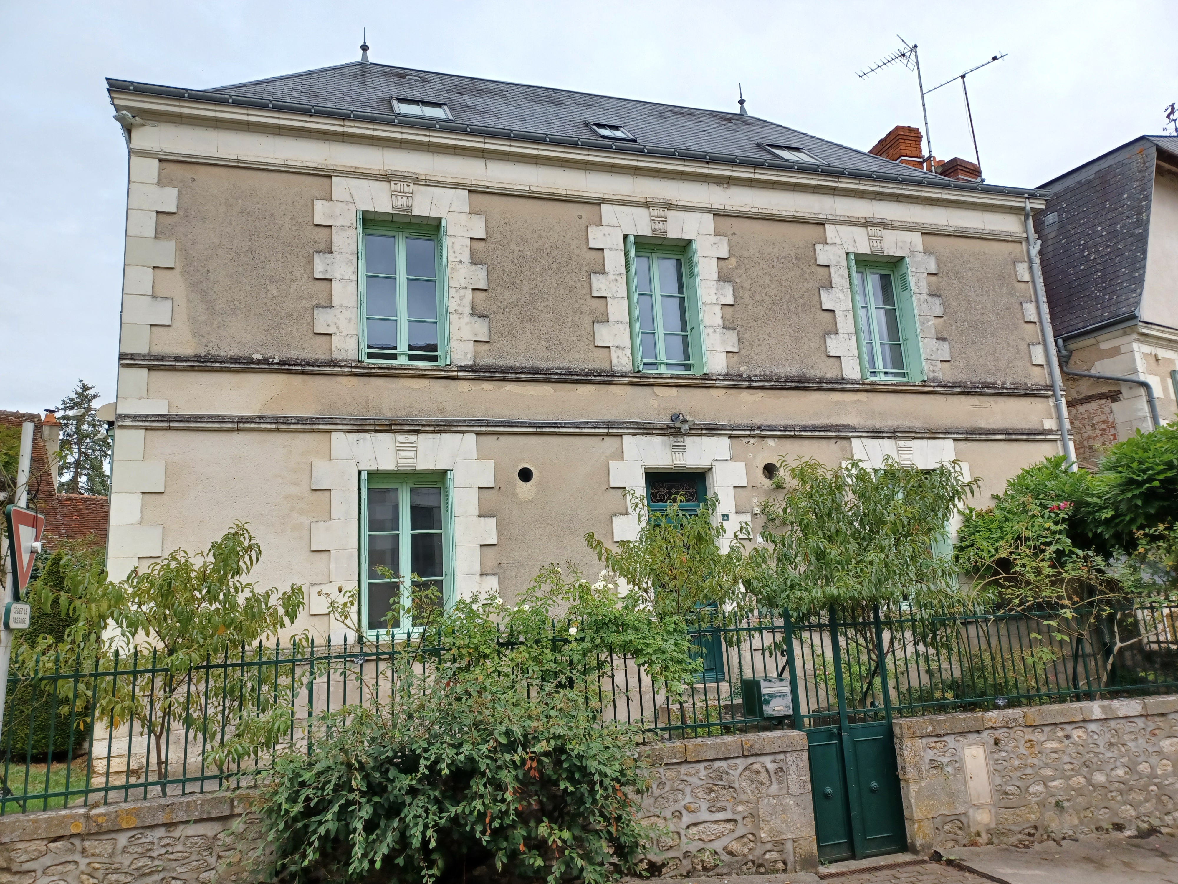 Local vacant au coeur du premier village labellisé Jardin Remarquable en France. 

Chédigny, commune touristique d'Indre et Loire (1 étoile au guide Michelin vert), est réputée tant au niveau national qu'international pour son fleurissement et ses nombreuses festivités (festival des roses, festival de bouche et de blues, etc..).  Le local proposé à la location dispose d'un espace vente de 25 m² avec de beaux espaces vitrés, un laboratoire de 25 m² et une réserve de 4 m². L'ensemble en parfait état.

Le loyer mensuel est de 200 € HT.

Il y a la possibilité de louer dans le même bâtiment un logement en duplex entièrement rénové avec 4 pièces principales et 2 salles d'eau.