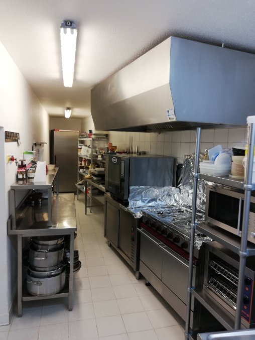 A reprendre, pour changement de région, murs et fonds de commerce d’un restaurant traditionnel-licence III - dans une commune rurale du Périgord Vert. Cette commune de 450 habitants avec commerces de proximité (boulangerie, épicerie) et, école primaire, est située dans le Parc Naturel Régional Périgord-Limousin, à proximité de sites touristiques renommés. Bon emplacement dans le bourg, face à une place, axe fréquenté direction Limoges. Le local commercial (158 m²) est régulièrement entretenu et présente un outil de travail complet et fonctionnel. Capacité d’accueil : 1 salle de bar de 20 places, 1 salle de restaurant (pierres apparentes et cheminée) de 40 places et une terrasse de 40 places. Clientèle fidélisée d’entreprises et de particuliers, en saison clientèle touristique (nombreux gîtes et chambres d’hôtes alentours) – pas de contrat de travail à reprendre –  
Affaire idéale pour un couple professionnels de la restauration / CA HT 2022 : 141 000 € - Logement de 70 m² à l’étage (cuisine, séjour, 2 chambres, possibilité 3 chambres) - Prix du fonds de commerce : 55 000 € - Prix des murs : 165 000 €
