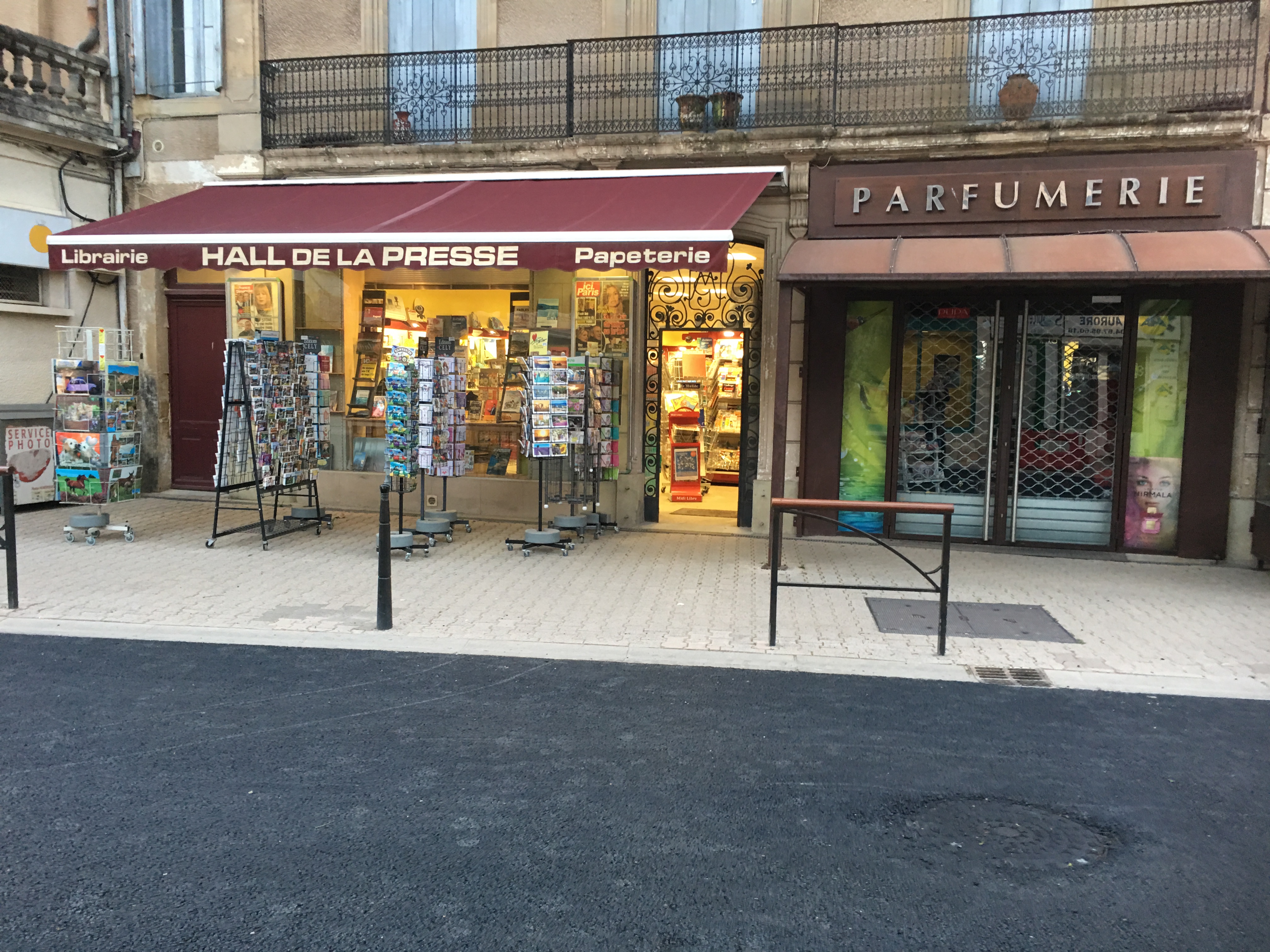 commerce en place centrale de la station thermale (active de fevrier a decembre)
surface de 70 m avec reserve et terrasse gros potentiel d evolution apres 14 ans d activite pour reconversion accompagnement possible